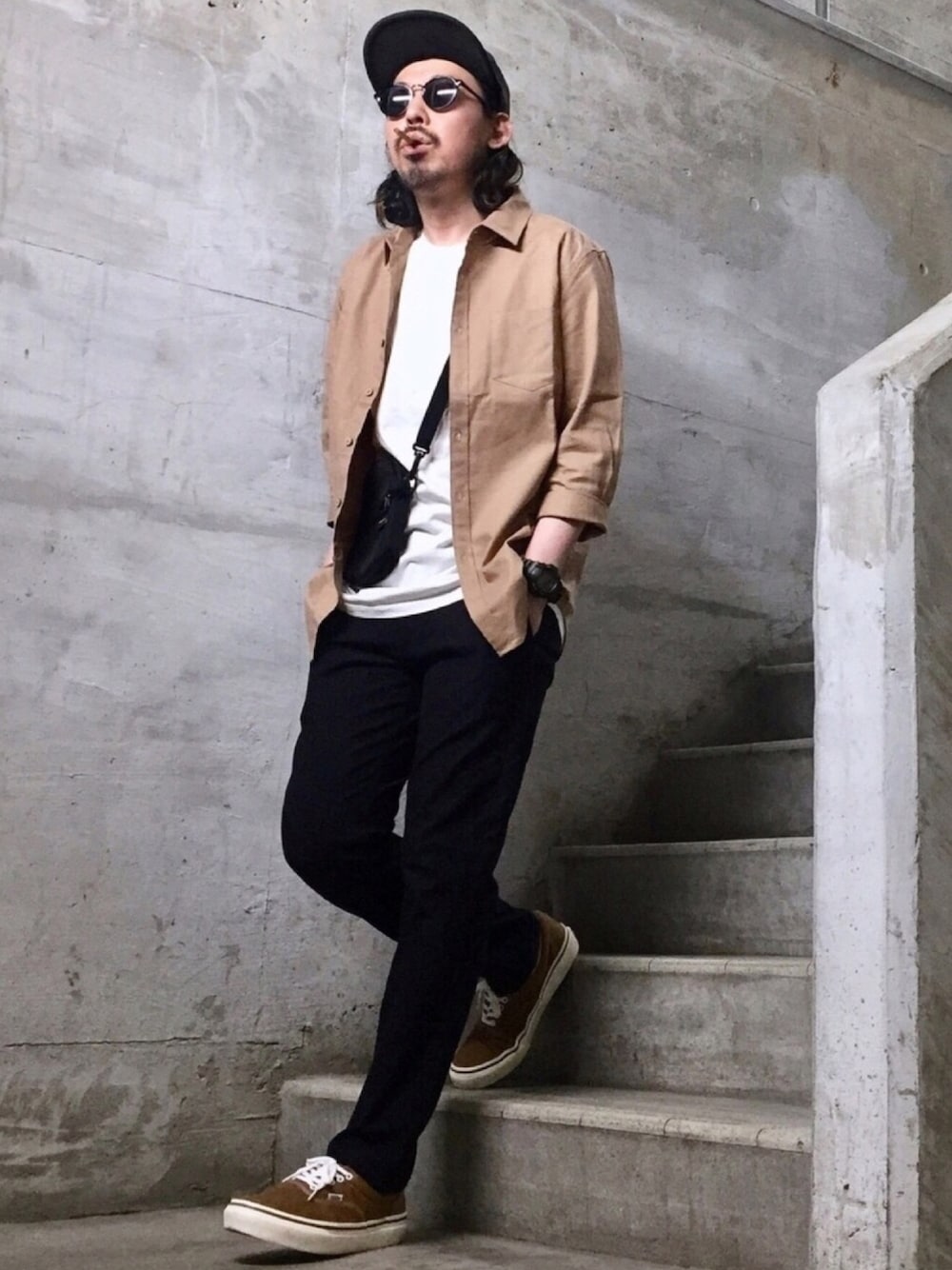 ベージュ系のシャツ/ブラウス、ブラウン系のスニーカー、ブラック系のショルダーバッグを着用したメンズの春コーディネートの1枚目の写真