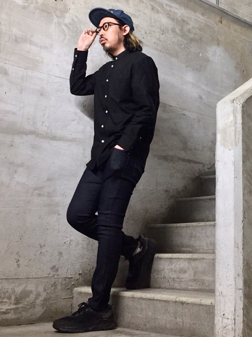 ブラック系のシャツ/ブラウス、ブルー系のデニムパンツ、ブラック系のスニーカーを着用したメンズの春コーディネートの1枚目の写真
