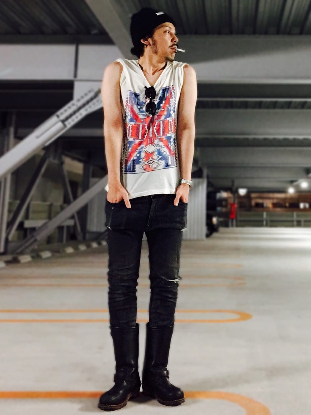 ブラック系のブーツ、ブラック系のアナログ腕時計、ブラック系のニットキャップ/ビーニーを着用したメンズの春コーディネートの1枚目の写真