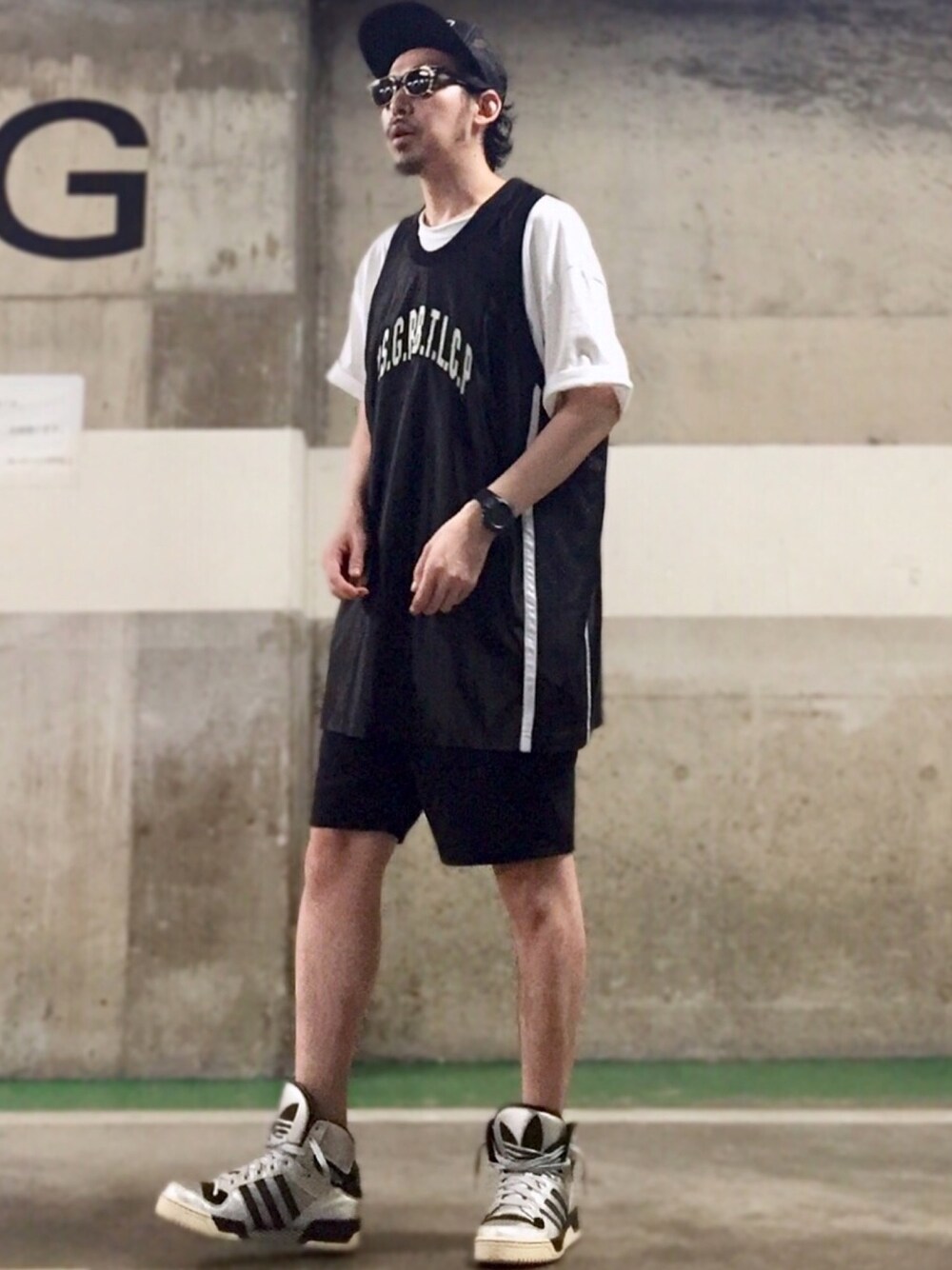 ブラック系のタンクトップ、ブラック系のその他パンツ、シルバー系のスニーカーを着用したメンズの春コーディネートの1枚目の写真