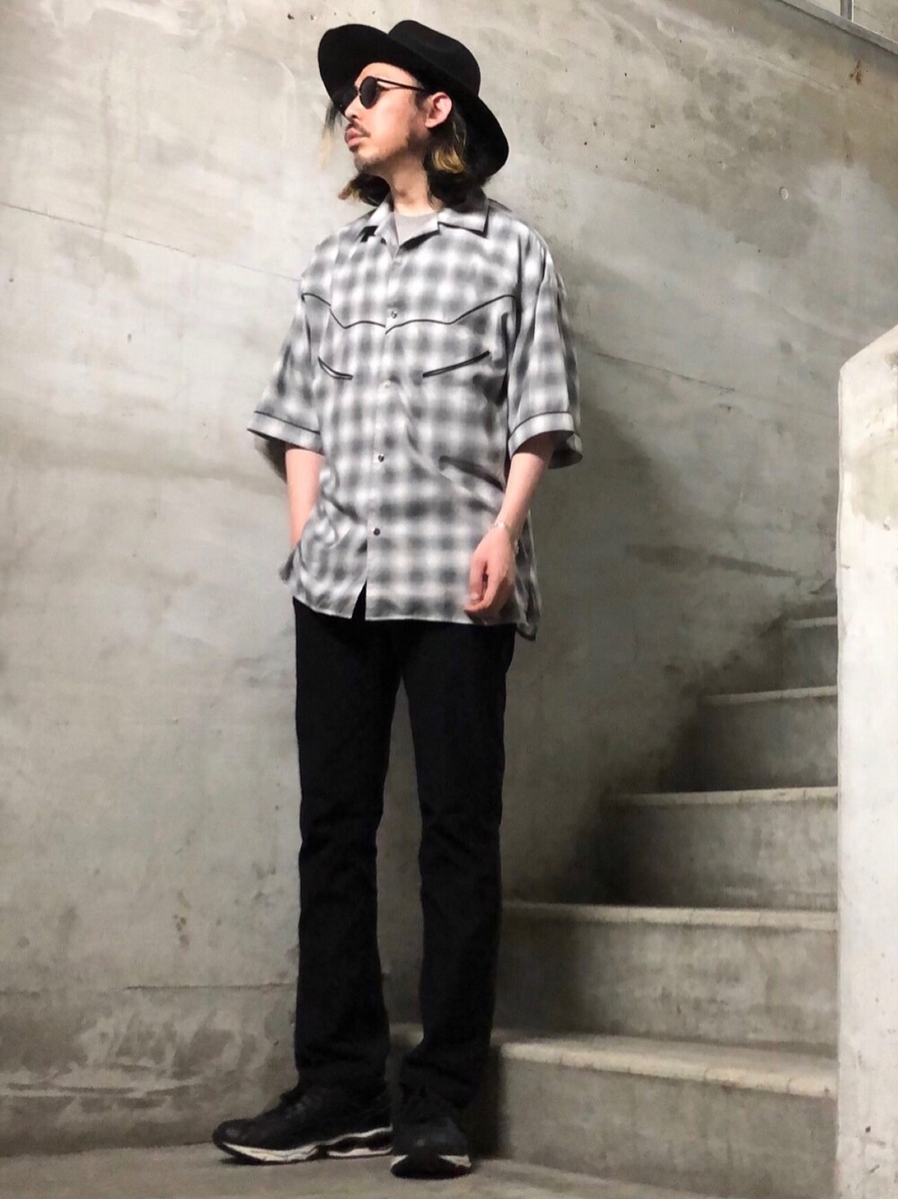 グレー系のシャツ/ブラウス、ブラック系のチノパンツ、ブラック系のスニーカーを着用したメンズの夏コーディネートの1枚目の写真