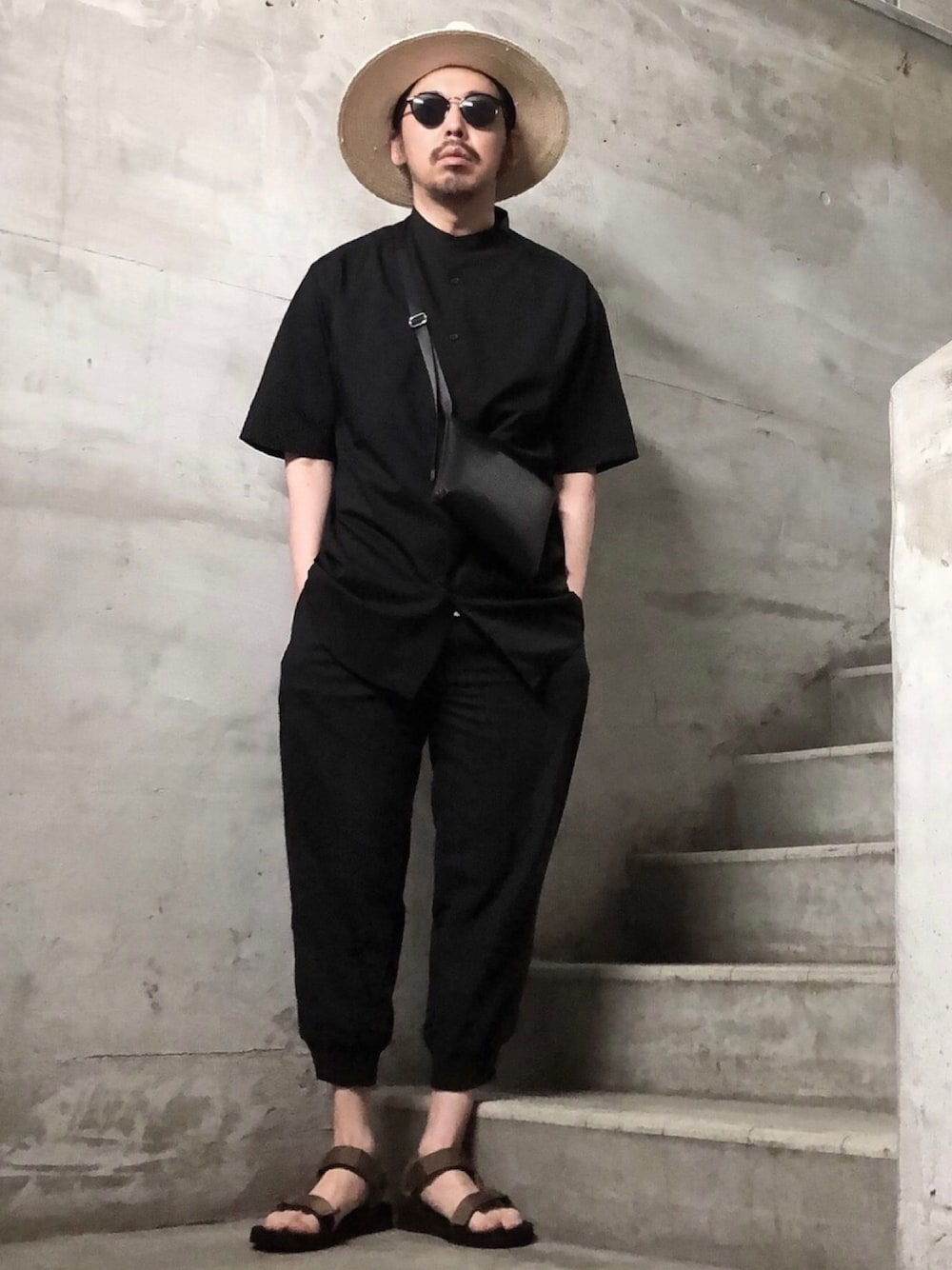 ブラック系のシャツ/ブラウス、ブラック系のショルダーバッグ、ブラック系のその他パンツを着用したメンズの夏コーディネートの1枚目の写真