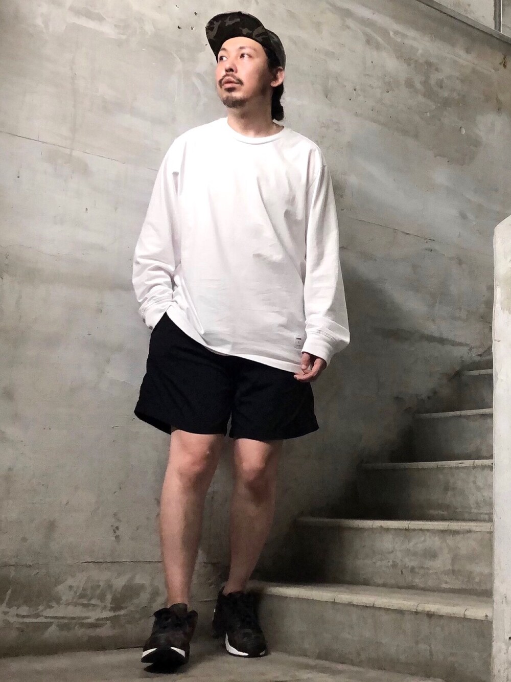 ホワイト系のTシャツ/カットソー、ブラック系のパンツ、その他のスニーカーを着用したメンズの夏コーディネートの1枚目の写真