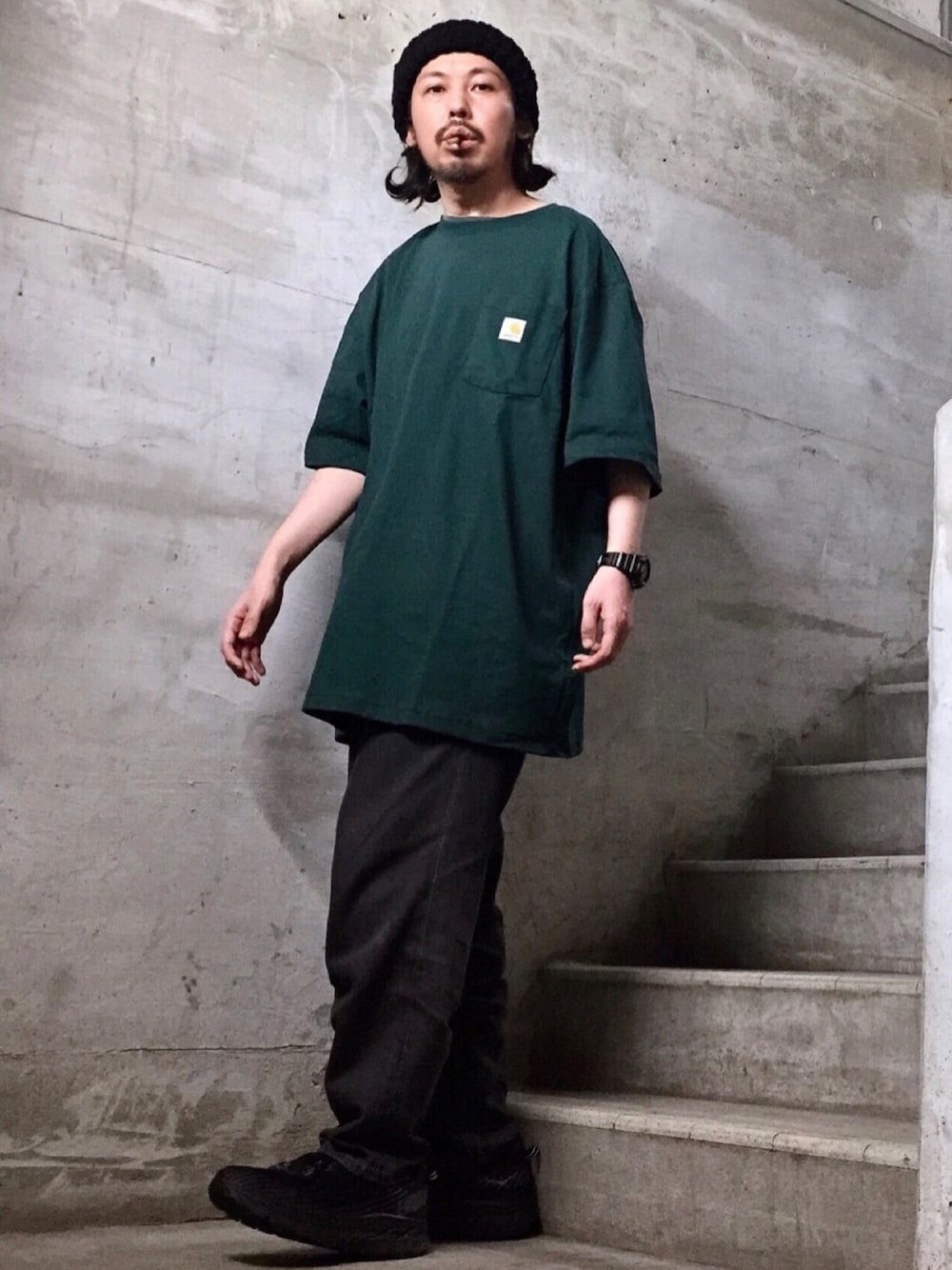 グリーン系のTシャツ/カットソー、ブラック系のデニムパンツ、ブラック系のスニーカーを着用したメンズの夏コーディネートの1枚目の写真