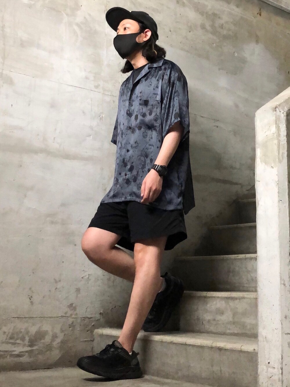グレー系のシャツ/ブラウス、ブラック系のスニーカー、ブラック系のパンツを着用したメンズの夏コーディネートの1枚目の写真