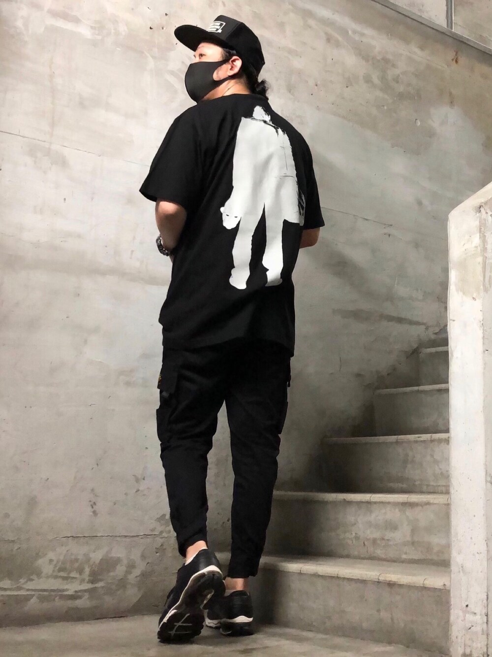 ブラック系のTシャツ/カットソー、ブラック系のスニーカー、ブラック系のキャップを着用したメンズの夏コーディネートの1枚目の写真