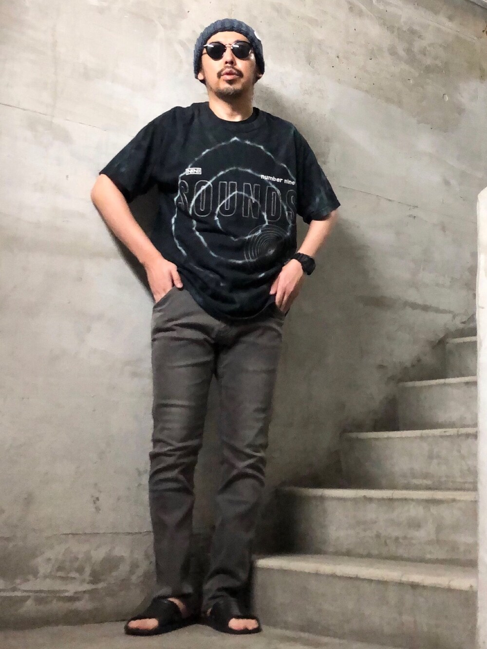 ブラック系のTシャツ/カットソー、ブラック系のその他パンツ、ブルー系のニットキャップ/ビーニーを着用したメンズの夏コーディネートの1枚目の写真