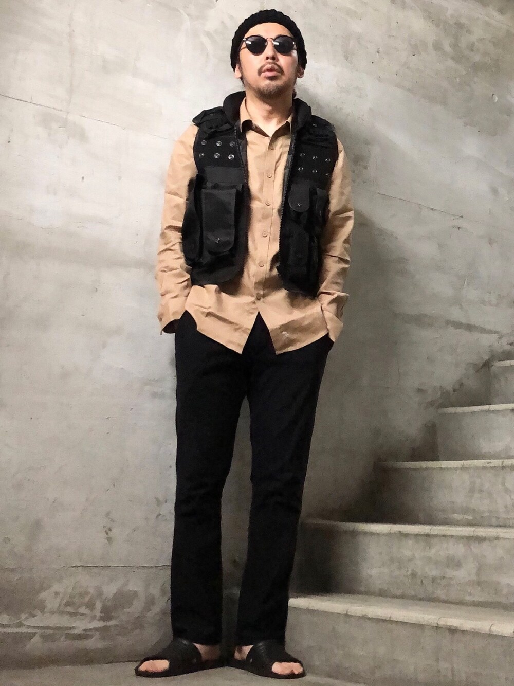 ベージュ系のシャツ/ブラウス、ブラック系のチノパンツ、ブラック系のベストを着用したメンズの秋コーディネートの1枚目の写真