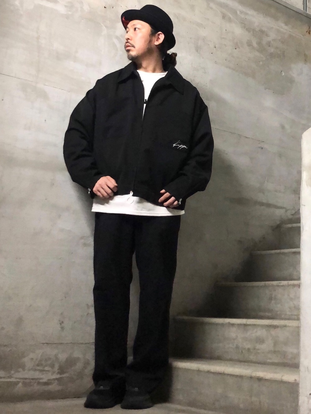 ブラック系のセットアップ、ホワイト系のTシャツ/カットソー、ブラック系のスニーカーを着用したメンズの秋コーディネートの1枚目の写真