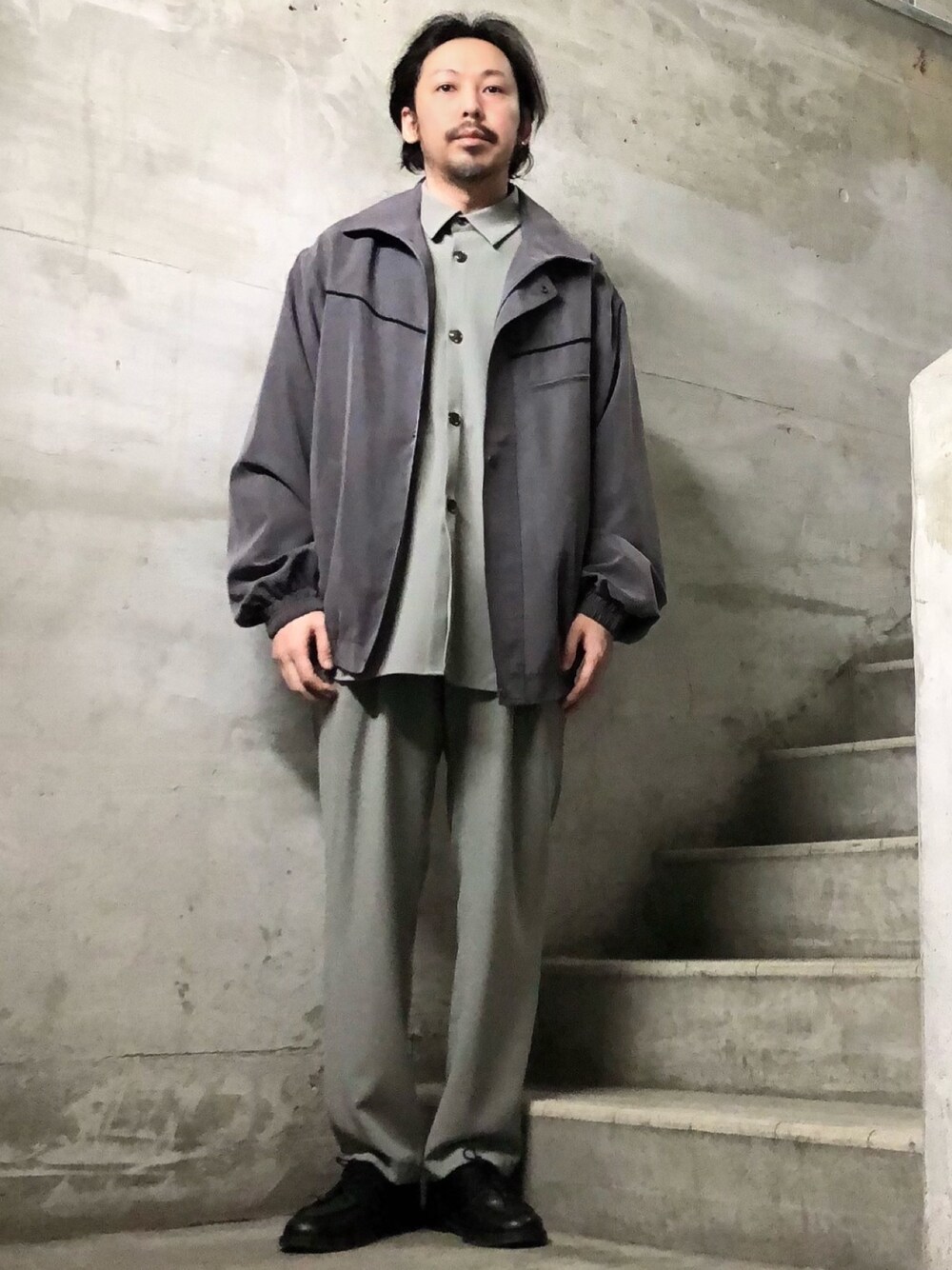 グリーン系のシャツ/ブラウス、グリーン系のスラックス、グレー系のブルゾンを着用したメンズの冬コーディネートの1枚目の写真