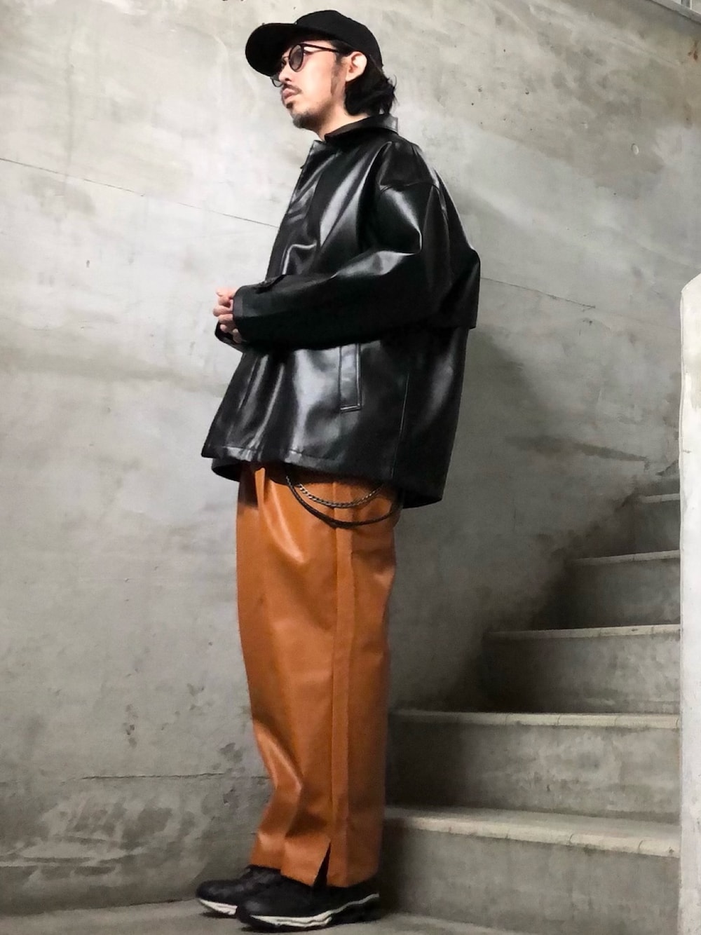 「ASTRONOMY、エコレザー、フェイクレザー、レザーパンツ、フレアパンツ、オレンジパンツ、ストリート、supreme、シュプリーム、キャップ」｜「Starting Overのビックシルエット PUレザーブルゾン（その他アウター、ブラック系）」を使った、MasaakiOoueさん（メンズ・169cm）の冬コーディネートの1枚目の写真