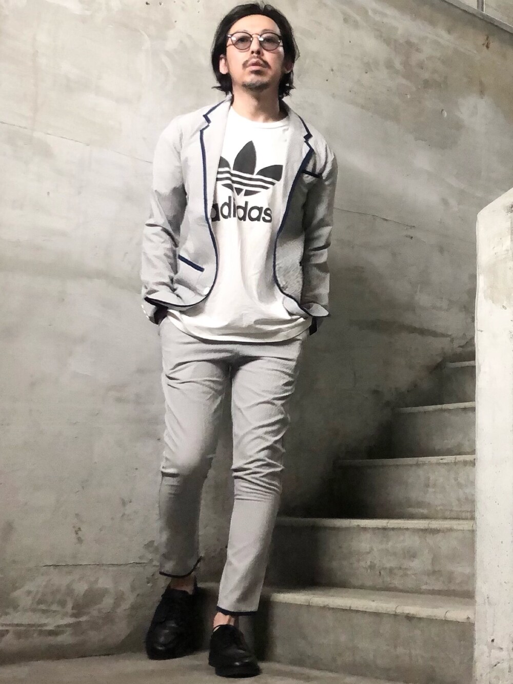 ホワイト系のTシャツ/カットソー、ホワイト系のセットアップ、その他のサングラスを着用したメンズの春コーディネートの1枚目の写真