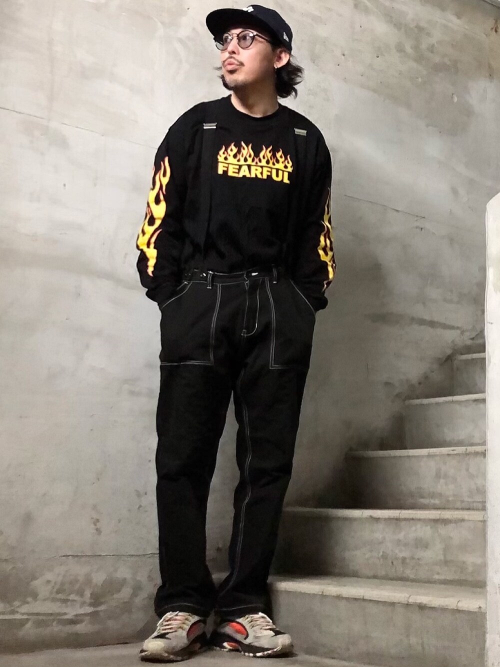 ブラック系のその他パンツ、グレー系のスニーカー、ブルー系のキャップを着用したメンズの春コーディネートの1枚目の写真