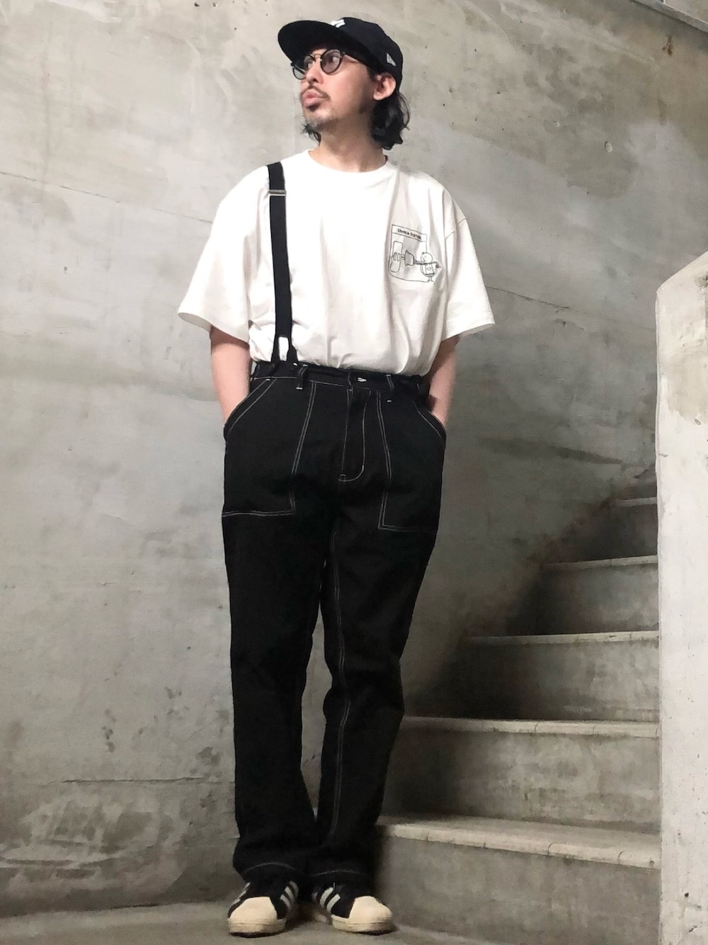 ブラック系のその他パンツ、ブラック系のスニーカー、その他のその他を着用したメンズの春コーディネートの1枚目の写真