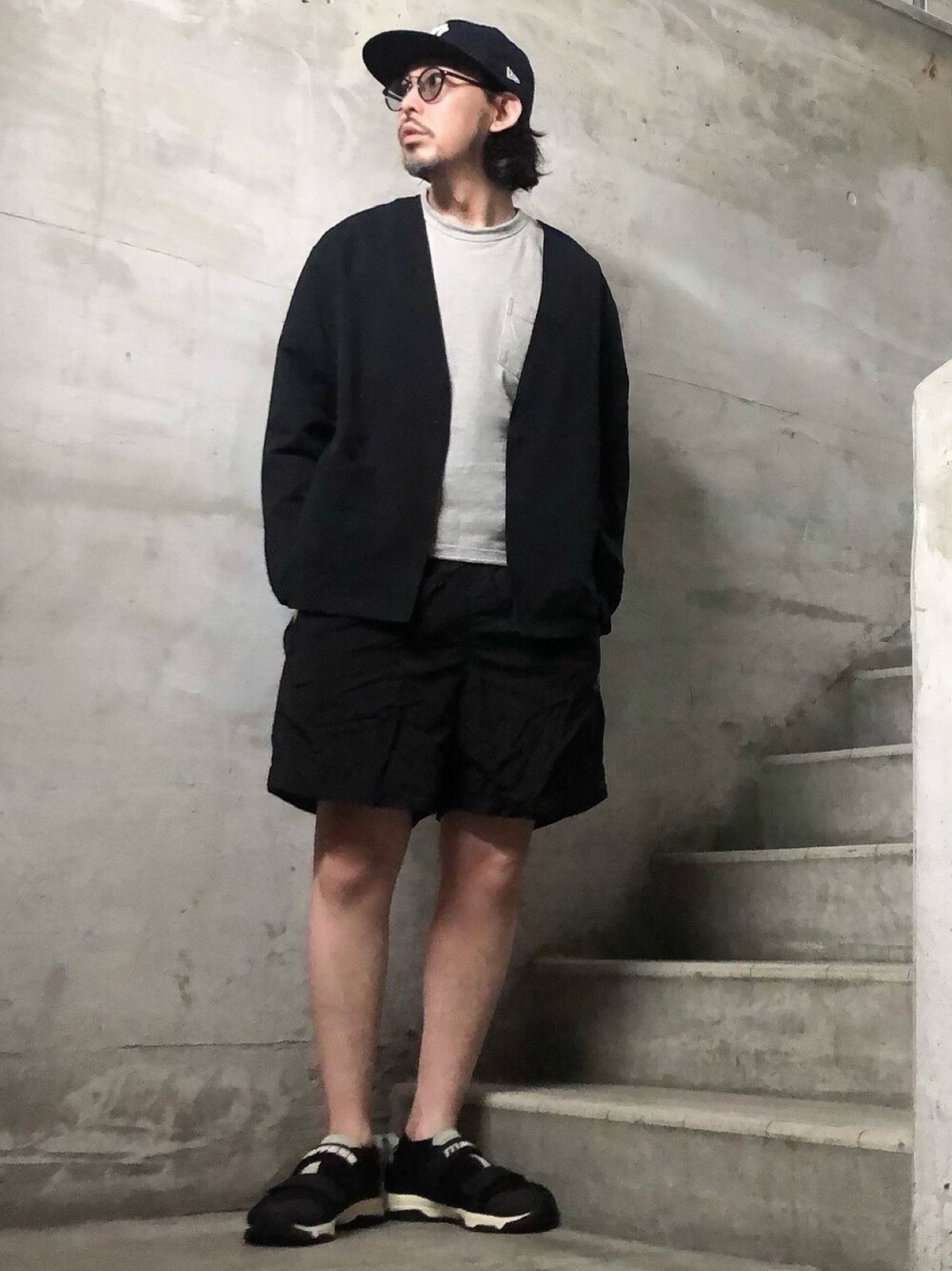ブラック系のパンツ、ブラック系のスニーカー、ブラック系のノーカラージャケットを着用したメンズの春コーディネートの1枚目の写真