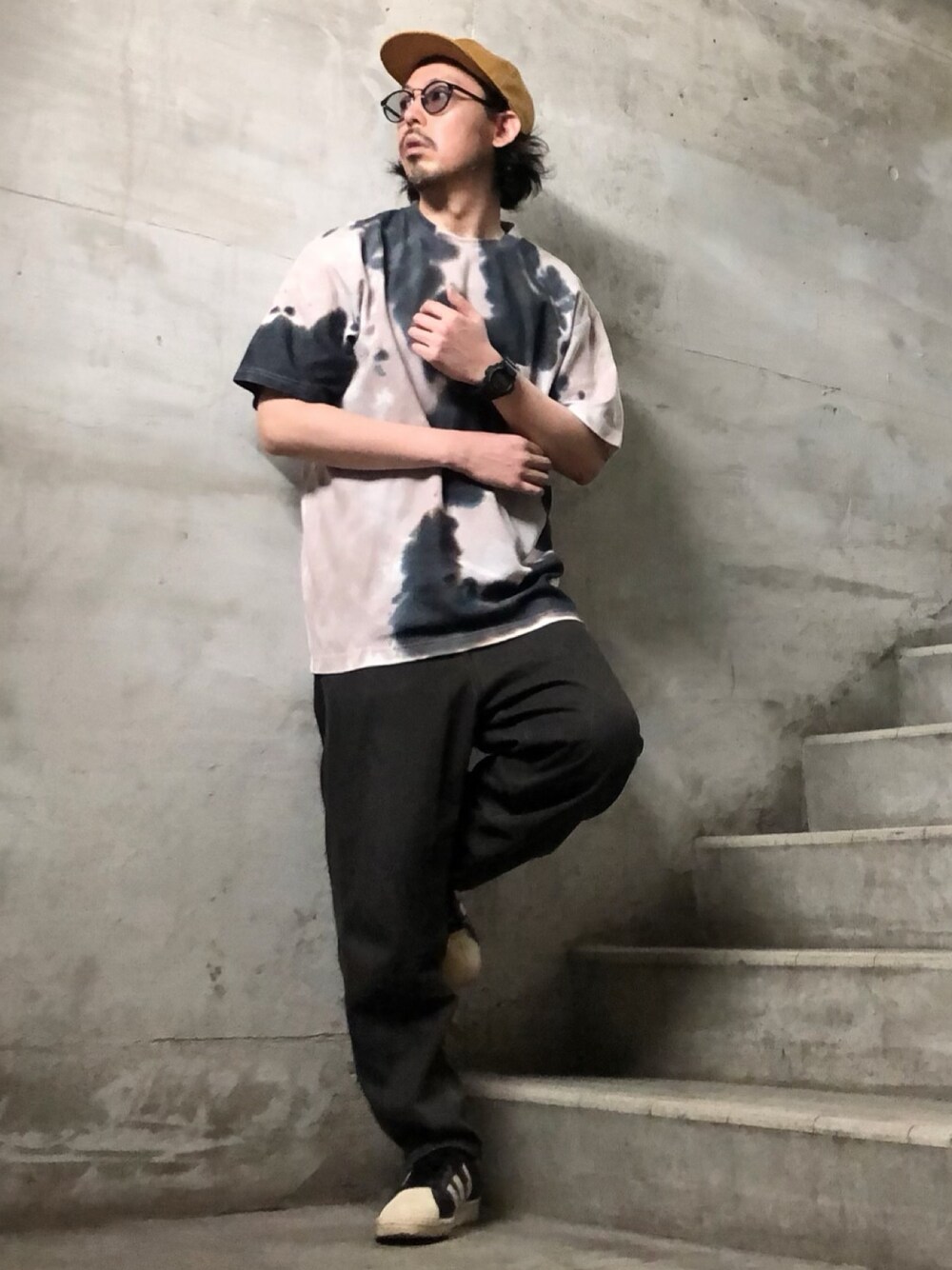 グレー系のTシャツ/カットソー、ブラック系のデニムパンツ、ブラック系のスニーカーを着用したメンズの春コーディネートの1枚目の写真