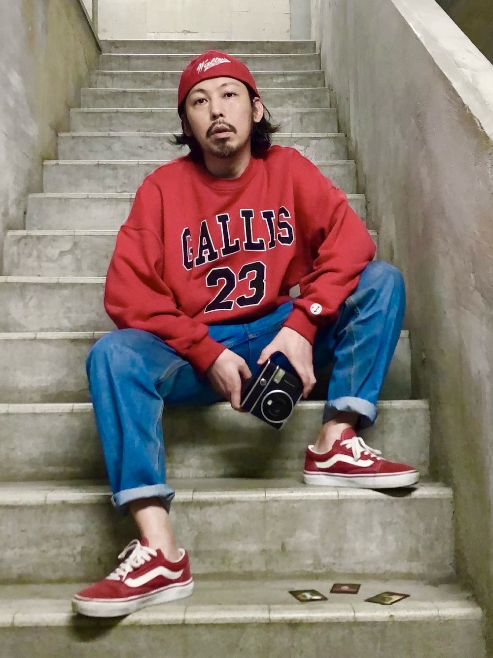 レッド系のスニーカー、ブラック系のカメラ/カメラグッズ、その他のその他を着用したメンズの春コーディネートの1枚目の写真