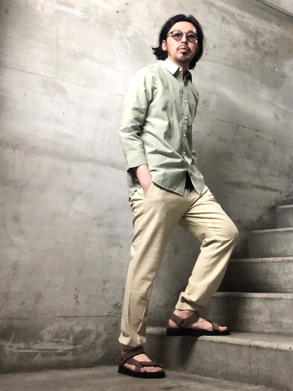 グリーン系のシャツ/ブラウス、ベージュ系のその他パンツ、グリーン系のサンダルを着用したメンズの春コーディネートの1枚目の写真