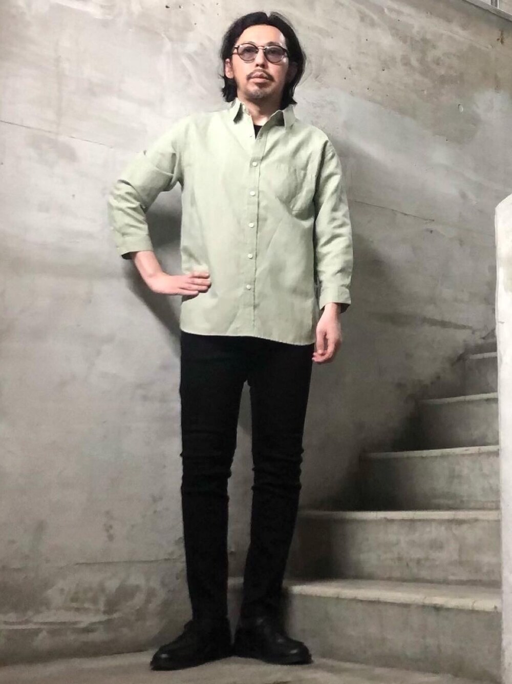 グリーン系のシャツ/ブラウス、ブラック系のデニムパンツ、ブラック系のドレスシューズを着用したメンズの春コーディネートの1枚目の写真