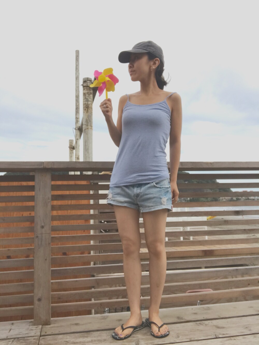 「シンプル、海、ママコーデ、ママファッション、ショートパンツ、大人カジュアル」｜「FOREVER 21のアイテム（キャミソール、ブルー系）」を使った、たみおとたまにこどもさん（レディース・153cm）の夏コーディネートの1枚目の写真