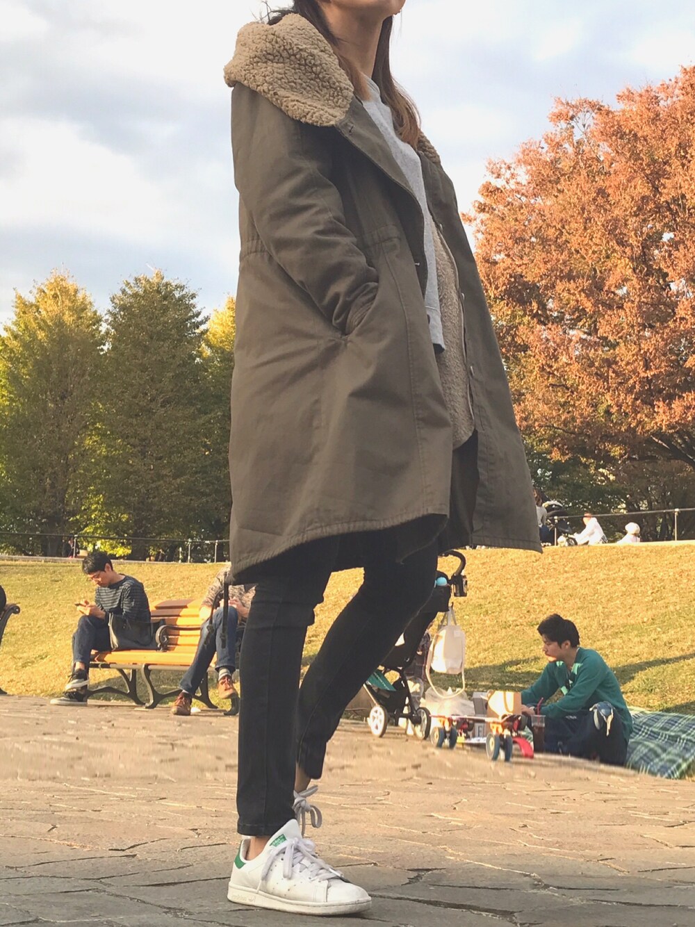 「秋のコーデ、休日スタイル、スニーカー、ゆるコーデ、ママコーデ、ラフ、シンプル、低身長、黒、おしゃれさんと繋がりたい」｜「KBFの【WEB限定】KBF　2WAYモッズコート（モッズコート、グリーン系）」を使った、たみおとたまにこどもさん（レディース・153cm）の秋コーディネートの1枚目の写真