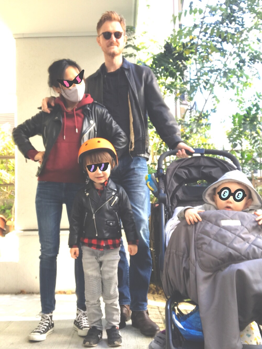 ブラック系のライダースジャケット、レッド系のパーカー、ブルー系のデニムパンツを着用したレディースの秋コーディネートの1枚目の写真