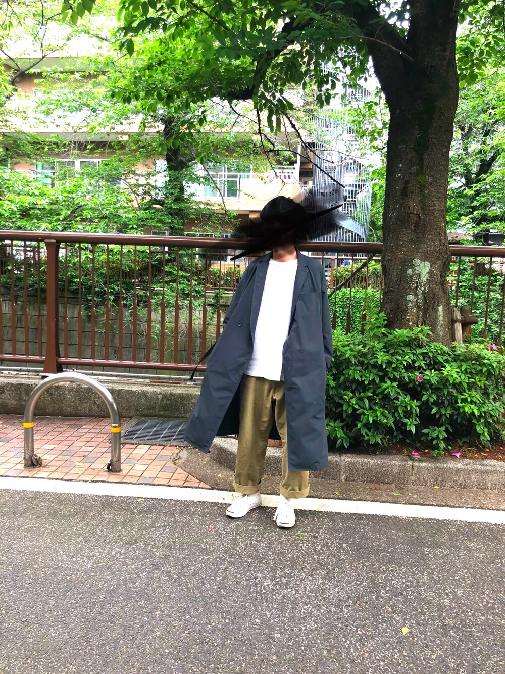 「春」｜「THE RERACSのアイテム（トレンチコート、ブラック系）」を使った、ニートさん（メンズ・174cm）の春コーディネートの1枚目の写真
