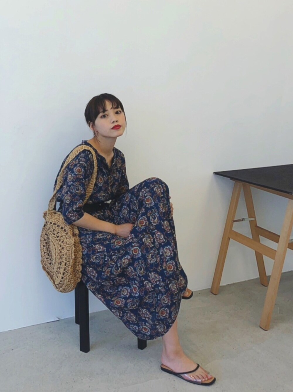 グリーン系のワンピース、その他のサンダル、ブラウン系のトートバッグを着用したレディースの夏コーディネートの1枚目の写真