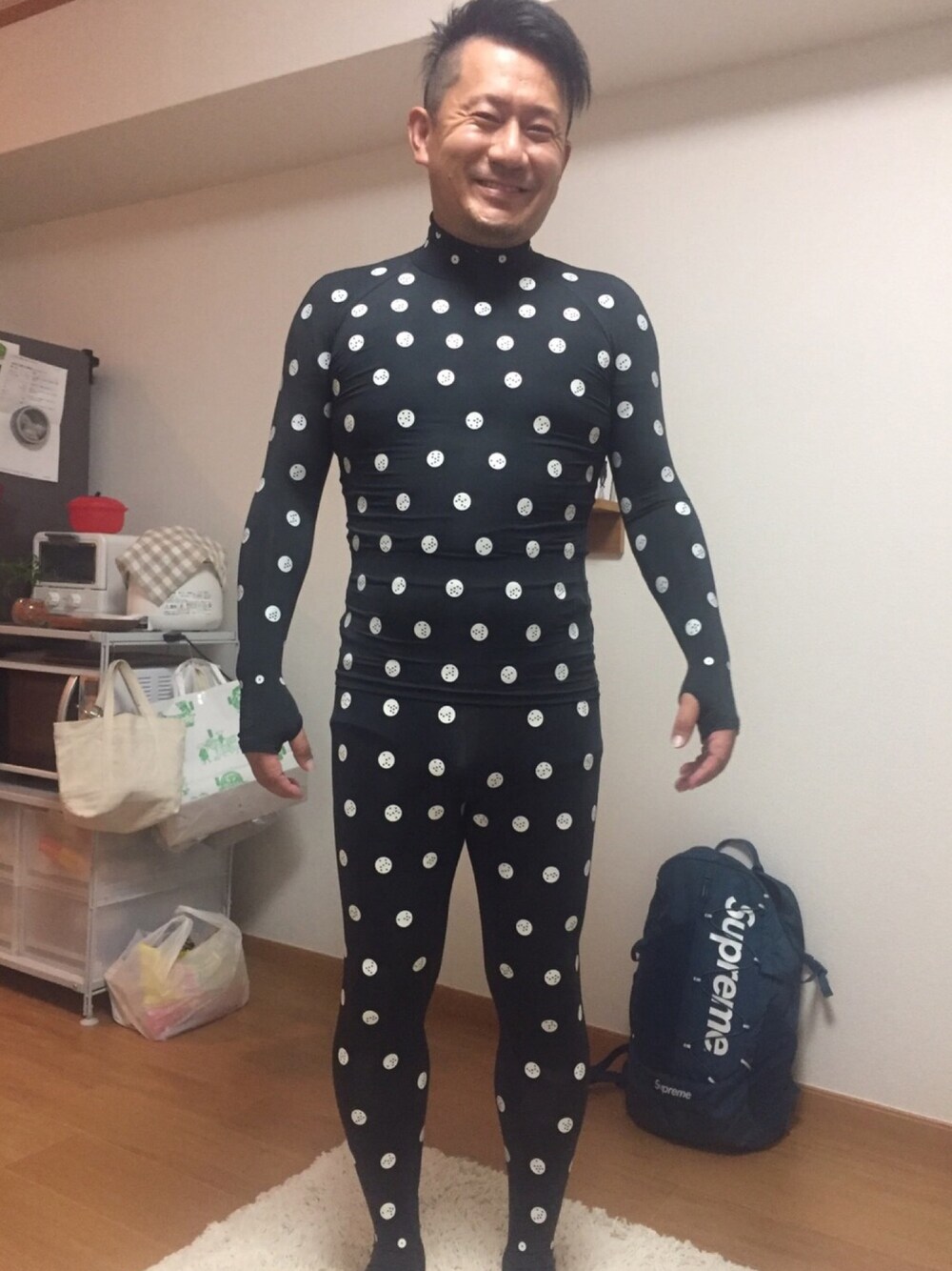 「夏のワントーンコーデ、休日スタイル、シンプルコーデ、ワントーンコーデ、キレイめ、ZOZOSUIT、おうちスタイル、おうちこーで」｜「zozo スーツのアイテム（つなぎ/オールインワン、ブラック系）」を使った、Loving Usagiさん（メンズ・163cm）の夏コーディネートの1枚目の写真