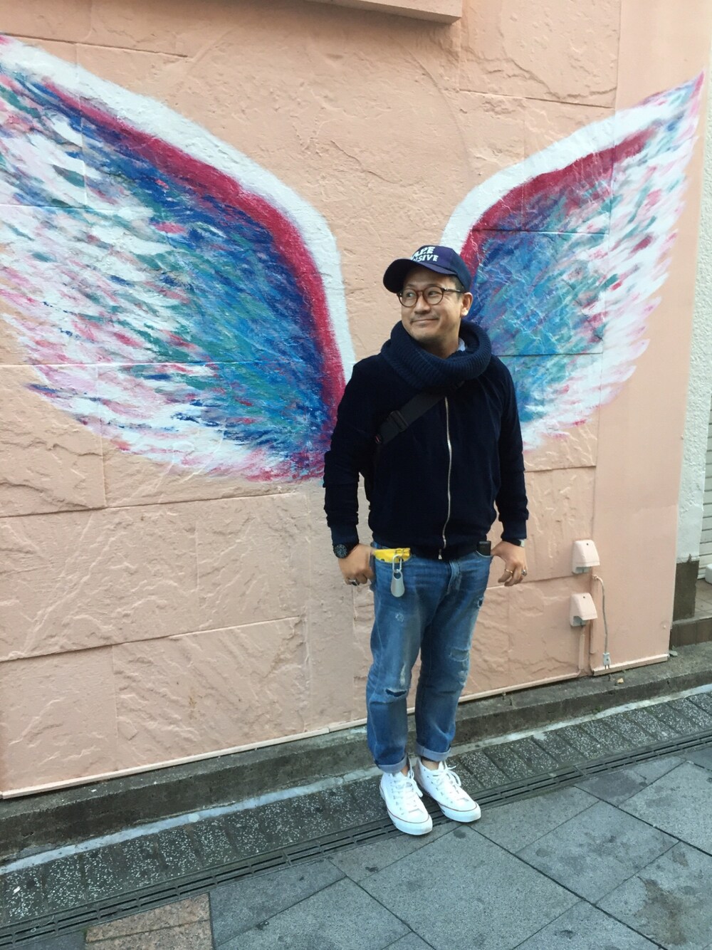 ブルー系のブルゾン、ブルー系のデニムパンツ、ホワイト系のスニーカーを着用したメンズの秋コーディネートの1枚目の写真