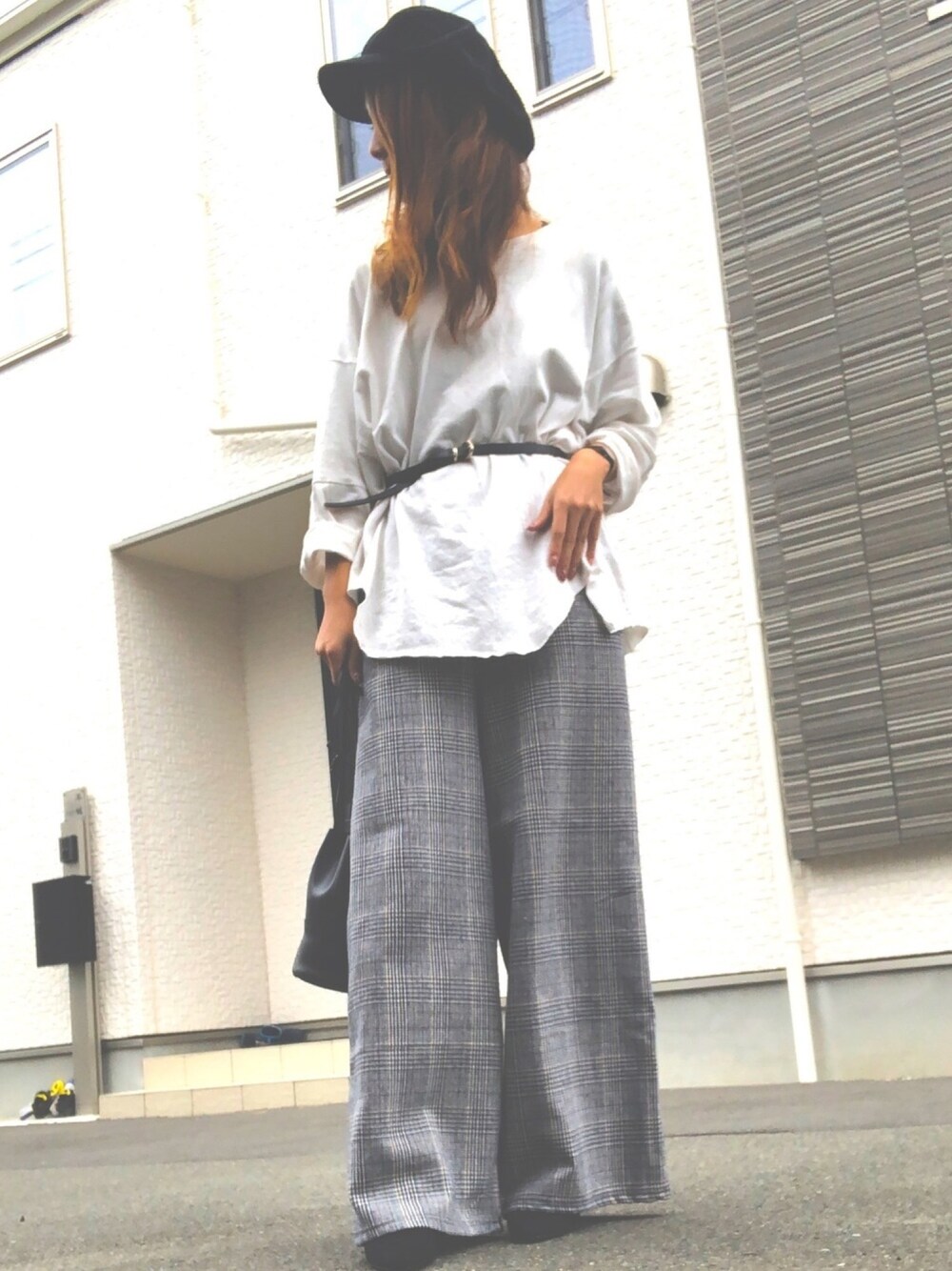 「オトナカジュアル、今日のコーデ、モノトーンコーデ、黒コーデ、おしゃれさんと繋がりたい、シンプル、チェックパンツ」｜「Shelly islandの【Shelly island】オーバードルマン裾スリットカットソー（Tシャツ/カットソー、ホワイト系）」を使った、kurimasa29さん（レディース・162cm）の秋コーディネートの1枚目の写真