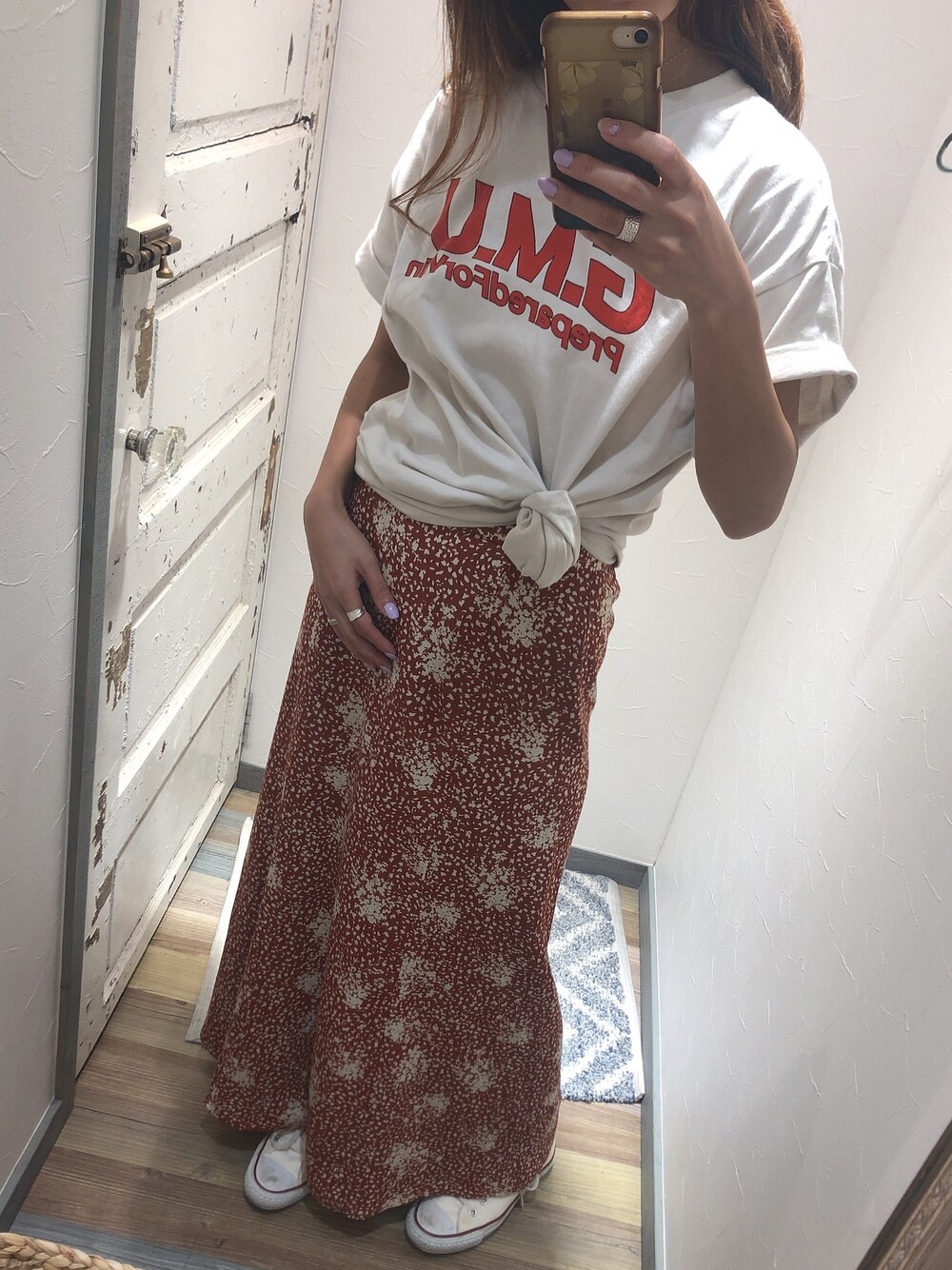 「ラフ、ゆるコーデ、カジュアルコーデ、Tシャツ、スカート、夏、Ungrid、converse」｜「UngridのG.M.UロゴプリントTee（Tシャツ/カットソー、ホワイト系）」を使った、kurimasa29さん（レディース・162cm）の夏コーディネートの1枚目の写真