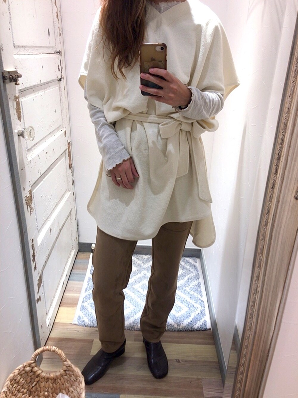 「秋のマイ旬スタイル、オトナカジュアル、おしゃれさんと繋がりたい、秋冬コーデ、冬コーデ、Ungrid、いいね、save、フォローお願いします🤑、ベージュ、ポンチョ、ブーツ」｜「UngridのメローテレコロングスリーブTee（Tシャツ/カットソー、ホワイト系）」を使った、kurimasa29さん（レディース・162cm）の秋コーディネートの1枚目の写真
