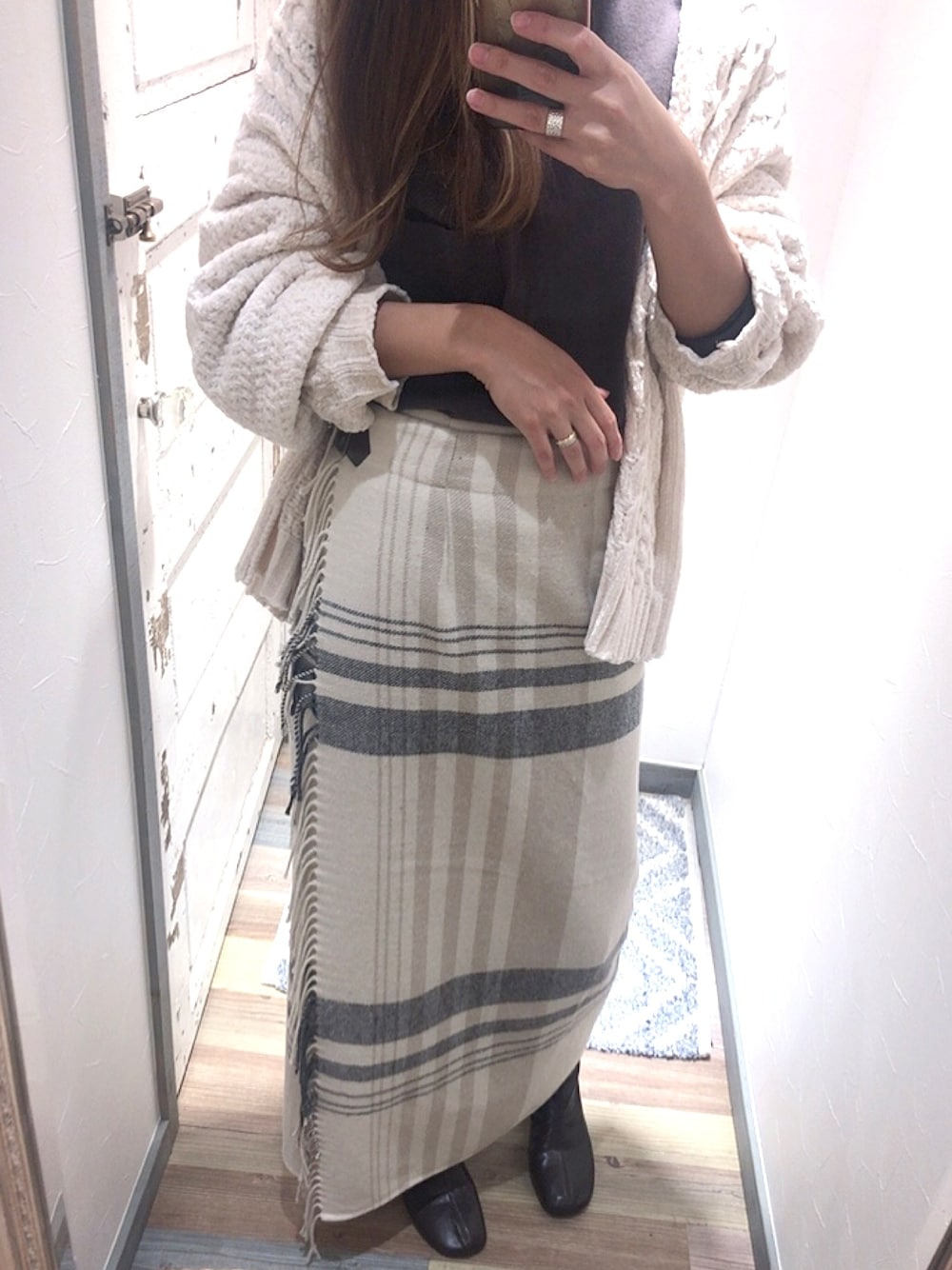 「秋のコーデ、オトナカジュアル、オトナ女子、Ungrid、今日のコーデ、おしゃれさんと繋がりたい、スカート、ホワイト、巻きスカート、いいね、save、フォローお願いします🤑」｜「Ungridのブランケットラップスカート（スカート、ホワイト系）」を使った、kurimasa29さん（レディース・162cm）の秋コーディネートの1枚目の写真