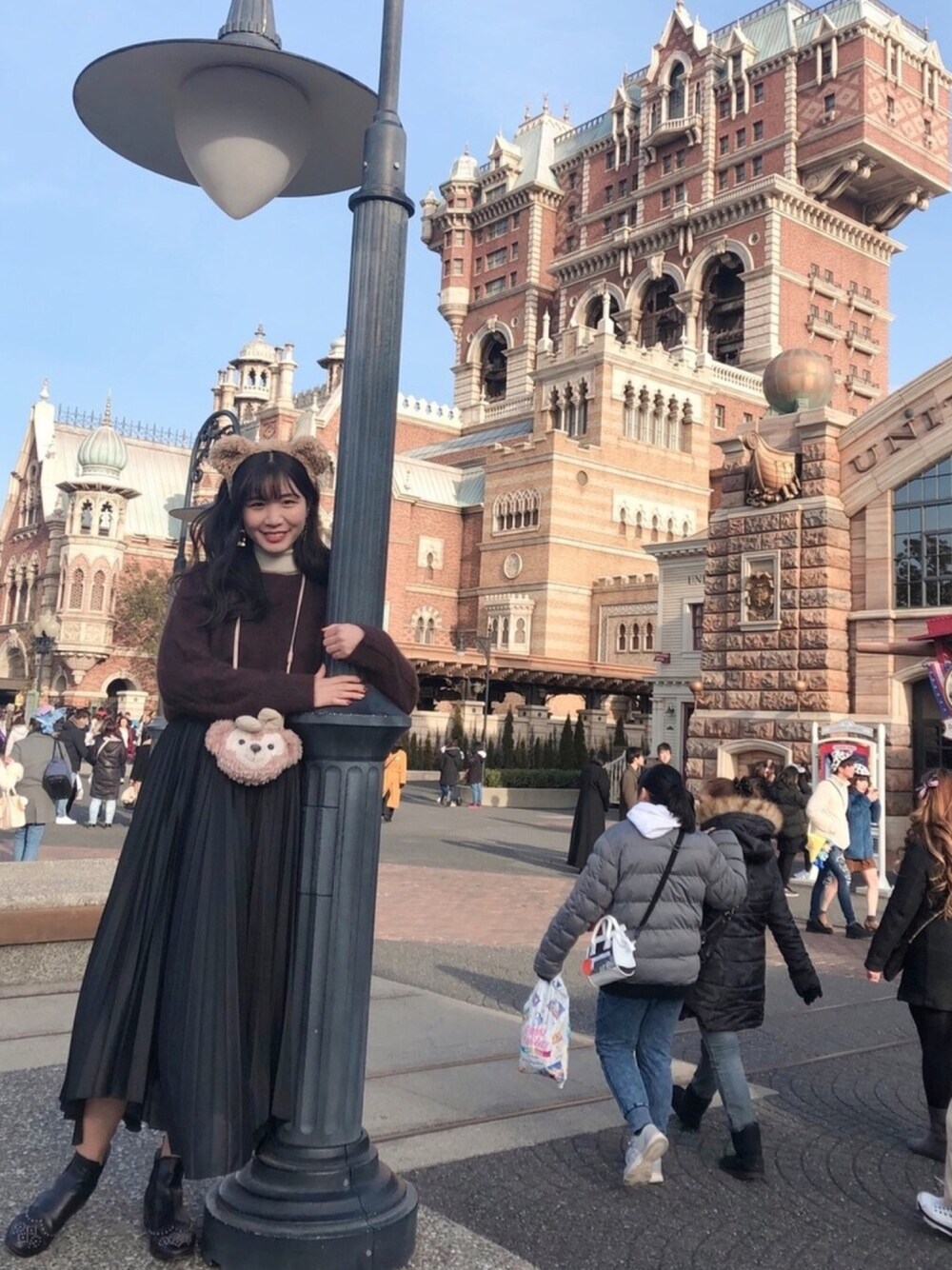 「ディズニー、ディズニーシー、ダッフィー、シェリーメイ、バレンタイン、ブラウンコーデ、プリーツスカート、お洒落さんとつながりたい」｜「Mila Owenのエスパンディプリーツスカート（スカート、ブラック系）」を使った、k o o ☺︎さん（レディース・169cm）の冬コーディネートの1枚目の写真