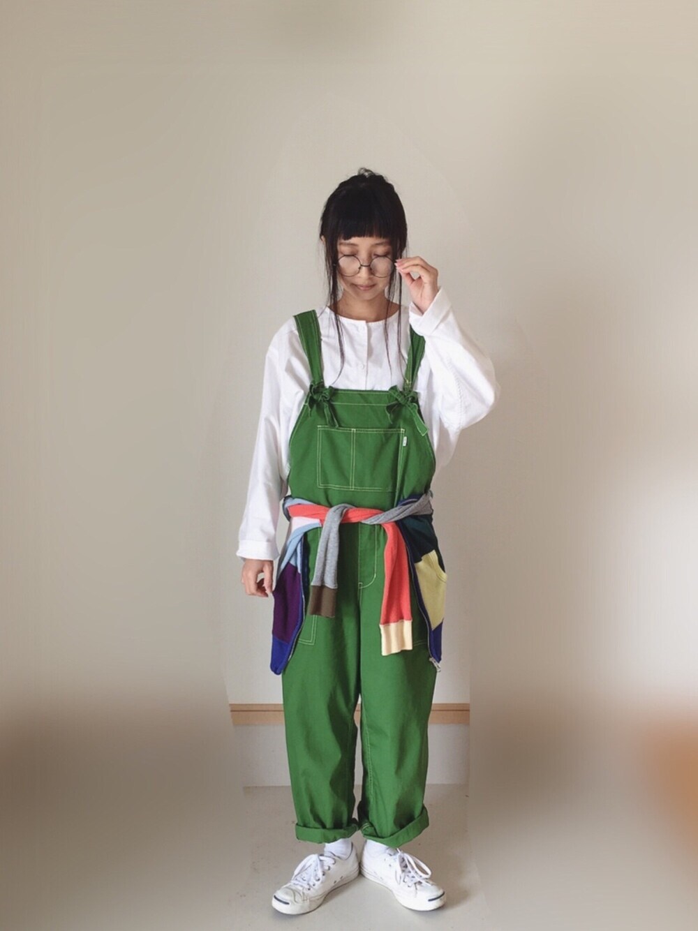 「白シャツ、オーバーオール、サロペット、グリーン、腰巻きスタイル、クレイジーパターン、カラフル、スニーカー、コンバース、converse」｜「UNIQLOのアイテム（シャツ/ブラウス、ホワイト系）」を使った、Rabbitsekine🐰さん（レディース・162cm）の春コーディネートの1枚目の写真