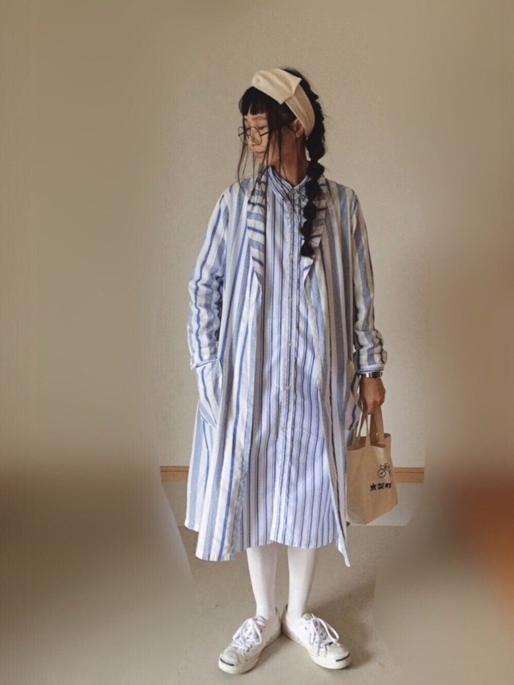 「シンプル、ガウン、ガウンシャツ、ストライプシャツ、シャツワンピ、ロングシャツ、ストライプ、柄×柄、古着、ヘアバンド」｜「BEAMS BOYのBEAMS BOY / サーマル リボン ヘアバンド（ヘアバンド、ベージュ系）」を使った、Rabbitsekine🐰さん（レディース・162cm）の冬コーディネートの1枚目の写真