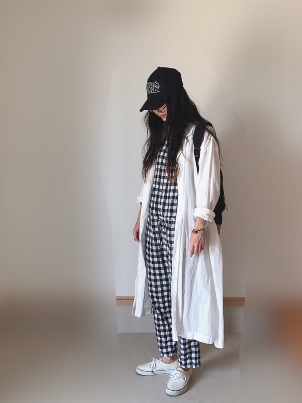 「オールインワン、チェック、ギンガムチェック、ブロックチェック、白シャツ、シンプル、モノトーン、黒リュック、キャップ」｜「FREAK'S STOREのCHECK SHIRTS SALOPET   （サロペット/オーバーオール、ホワイト系）」を使った、Rabbitsekine🐰さん（レディース・162cm）の春コーディネートの1枚目の写真