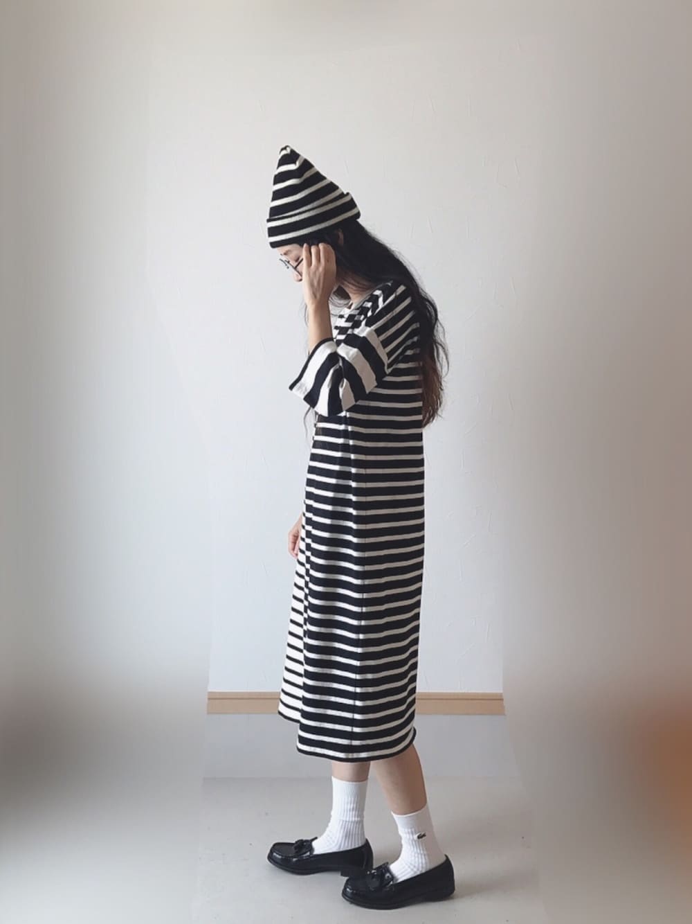 「ボーダー、ワンピース、モノクロ、モノトーン、ニット帽、ラコステ、LACOSTE、ローファー」｜「Ray BEAMSのRay BEAMS / ボーダー アシメ キリカエ ワンピース（ワンピース、ホワイト系）」を使った、Rabbitsekine🐰さん（レディース・162cm）の秋コーディネートの1枚目の写真