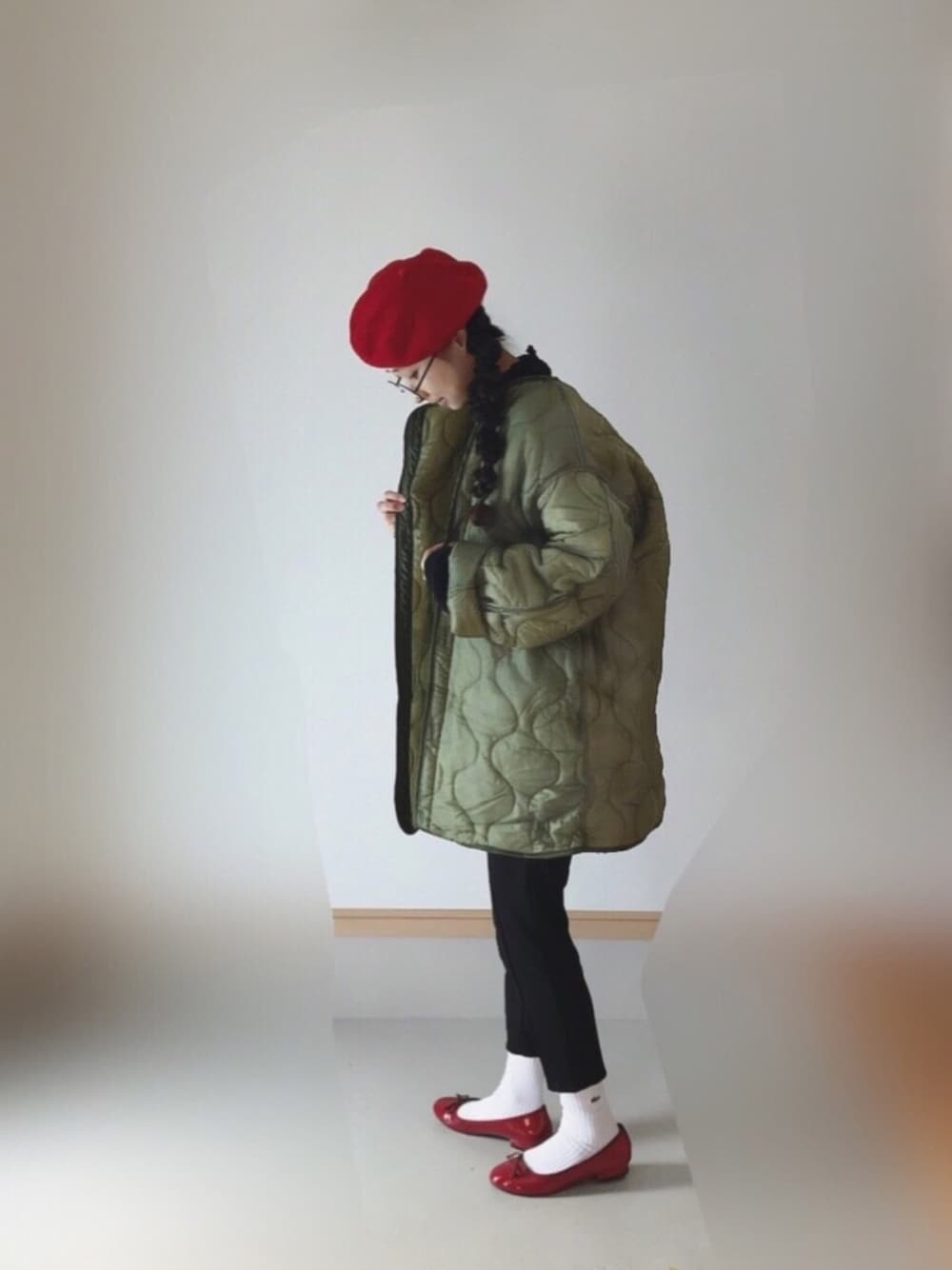 「ライナーコート、キルティングジャケット、カーキ、UNIQLO、GU、ラコステ、バレエシューズ、古着、ベレー帽、赤」｜「FREAK'S STOREのWEB限定 U.S.MILITARY SURPLUS/ミリタリーサープラス M-65キルトライナー（ミリタリージャケット、グリーン系）」を使った、Rabbitsekine🐰さん（レディース・162cm）の冬コーディネートの1枚目の写真