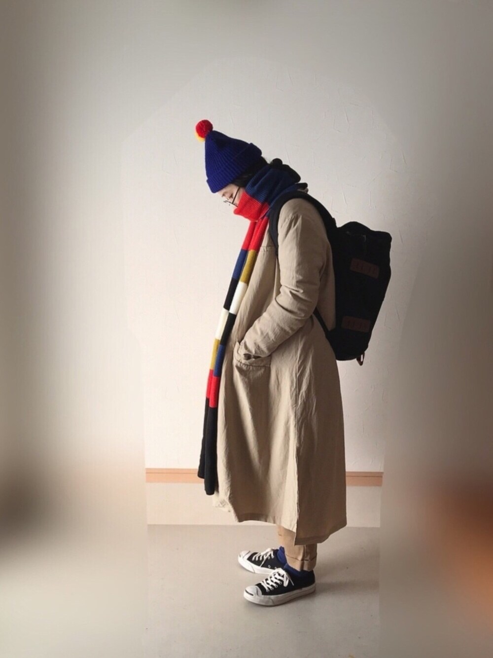 「ロングマフラー、マフラーぐるぐる、ボーダー、カラフル、ロングコート、チノパン、ベージュ、アースカラー」｜「UNIQLOのアイテム（ジャケット/アウター、ブラウン系）」を使った、Rabbitsekine🐰さん（レディース・162cm）の冬コーディネートの1枚目の写真