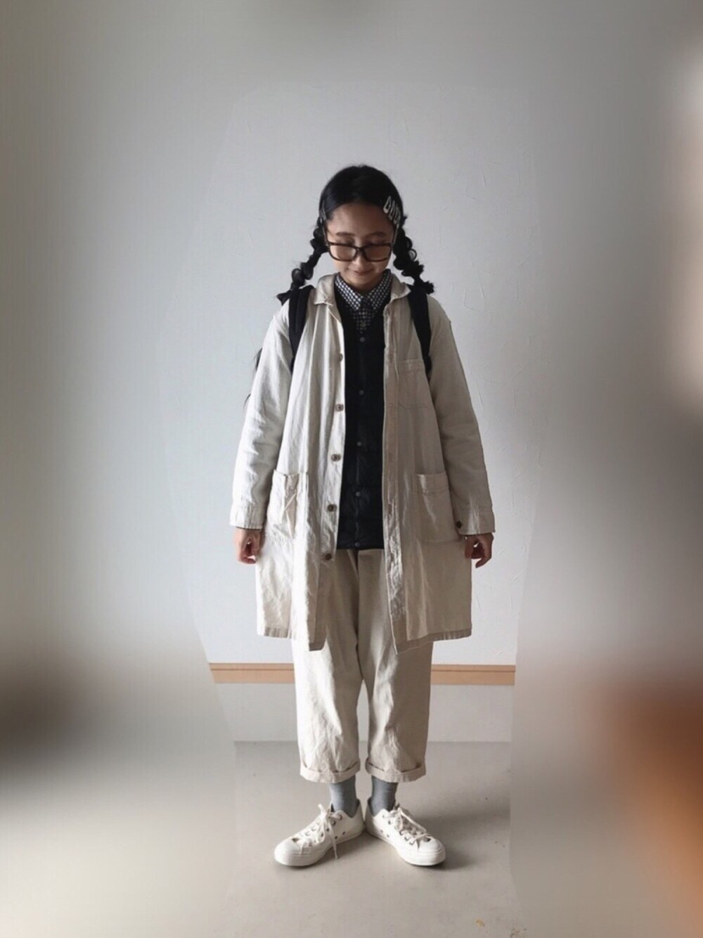 「シンプル、ナチュラル、オフホワイト、ワントーンコーデ、ギンガムチェック、無印良品、インナーダウン」｜「無印良品のアイテム（シャツ/ブラウス、ブラック系）」を使った、Rabbitsekine🐰さん（レディース・162cm）の冬コーディネートの1枚目の写真