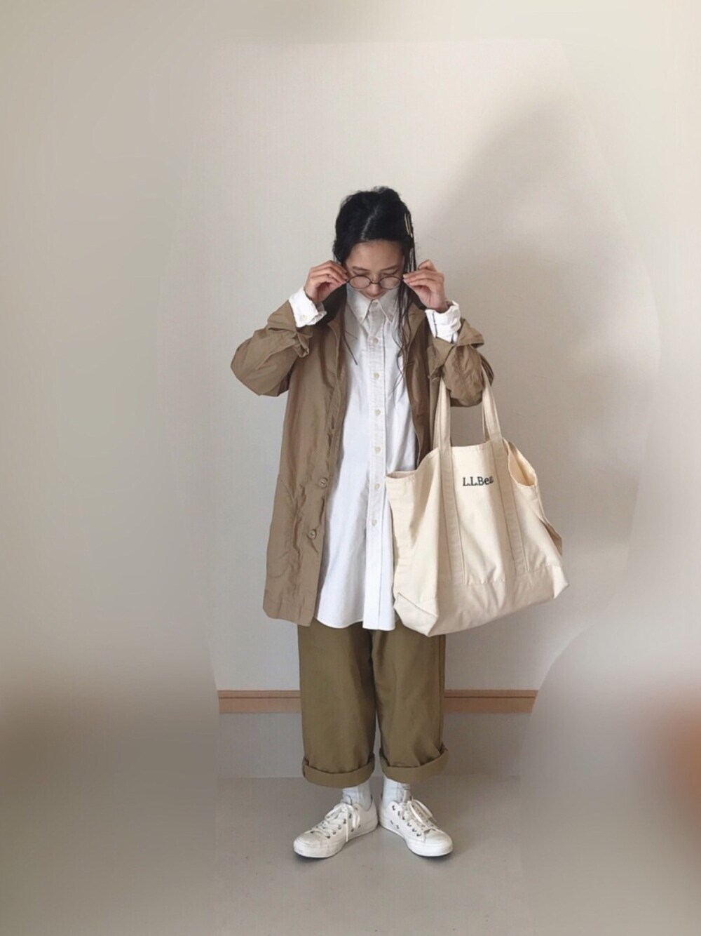 「古着、古着MIX、Ralph Lauren、Dickies、シャツスタイル、白シャツ、シンプル、ベージュ」｜「古着 Ralph Laurenのアイテム（シャツ/ブラウス、ホワイト系）」を使った、Rabbitsekine🐰さん（レディース・162cm）の春コーディネートの1枚目の写真