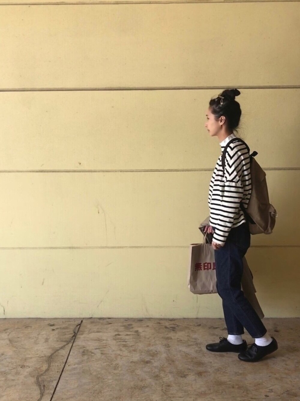 「シンプル、ボーダー、ドロップショルダー、デニム、orslow、ドレスシューズ、レースアップシューズ、birkenstock、お団子ヘアー」｜「NANO universeの【InRed　11月号掲載】ボーダーワイドドロップトップス（Tシャツ/カットソー、ベージュ系）」を使った、Rabbitsekine🐰さん（レディース・162cm）の春コーディネートの1枚目の写真