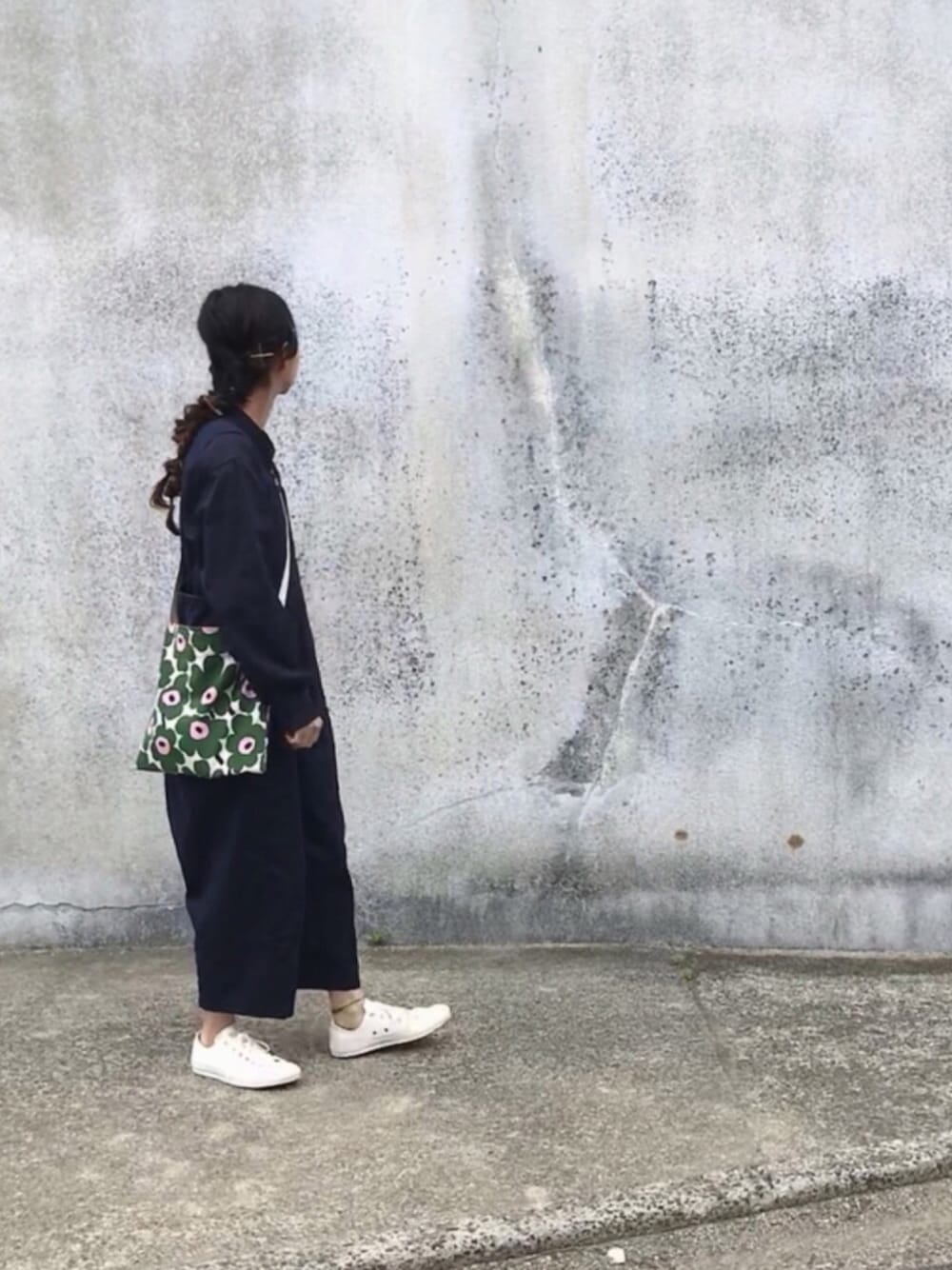 「シンプル、ネイビー、ワントーンコーデ、サロペット、つなぎ、marimekko、handmade」｜「UNIQLOのプレミアムリネンスタンドカラーシャツ（長袖）＋E（シャツ/ブラウス、ブルー系）」を使った、Rabbitsekine🐰さん（レディース・162cm）の春コーディネートの1枚目の写真