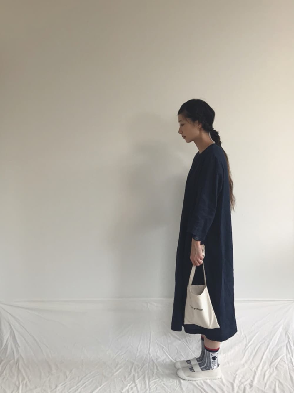 「シンプル、ネイビー、無印良品、ワンピース、リネン、サコッシュ、うわばき」｜「無印良品のアイテム（ワンピース/ドレス、ブルー系）」を使った、Rabbitsekine🐰さん（レディース・162cm）の夏コーディネートの1枚目の写真