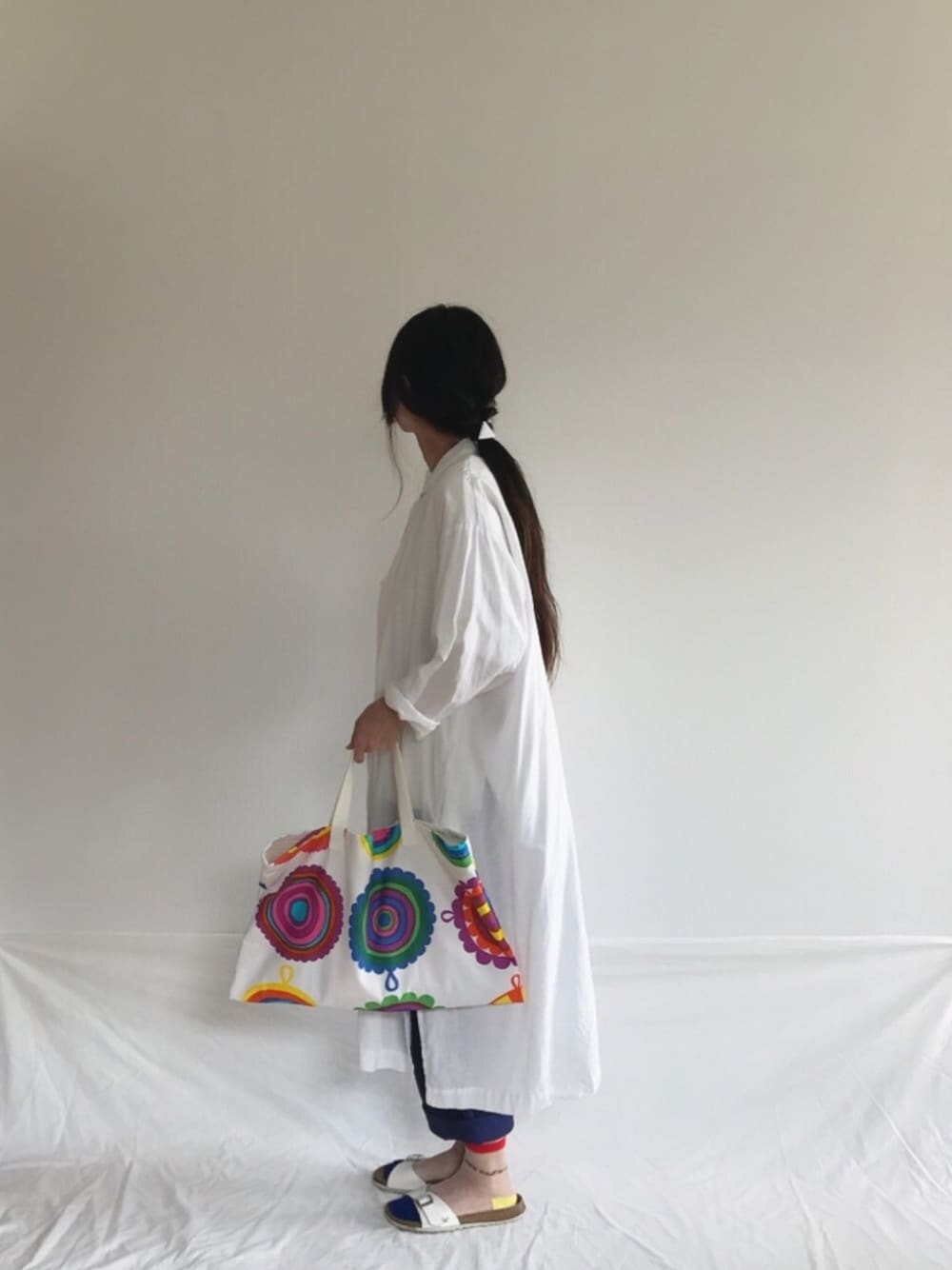 「ユニクロ、UNIQLO、ホワイト、シャツワンピ、シースルーソックス、カラフル、marimekko、handmade」｜「UNIQLOのコットンリネンロングシャツワンピース（シャツワンピース、ホワイト系）」を使った、Rabbitsekine🐰さん（レディース・162cm）の夏コーディネートの1枚目の写真