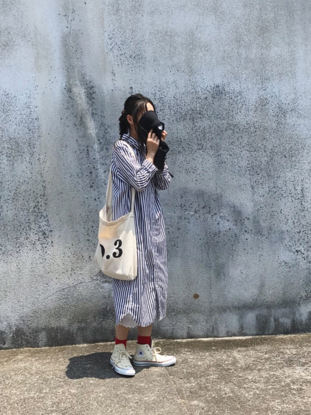 「ストライプ、ストライプシャツ、シャツワンピ、ロングシャツ、ワンピース、ハット、コンバース、converse、ハイカットスニーカー」｜「BEAMS BOYのBEAMS BOY / ストライプ B.D. シャツワンピース（シャツワンピース、ブラック系）」を使った、Rabbitsekine🐰さん（レディース・162cm）の夏コーディネートの1枚目の写真