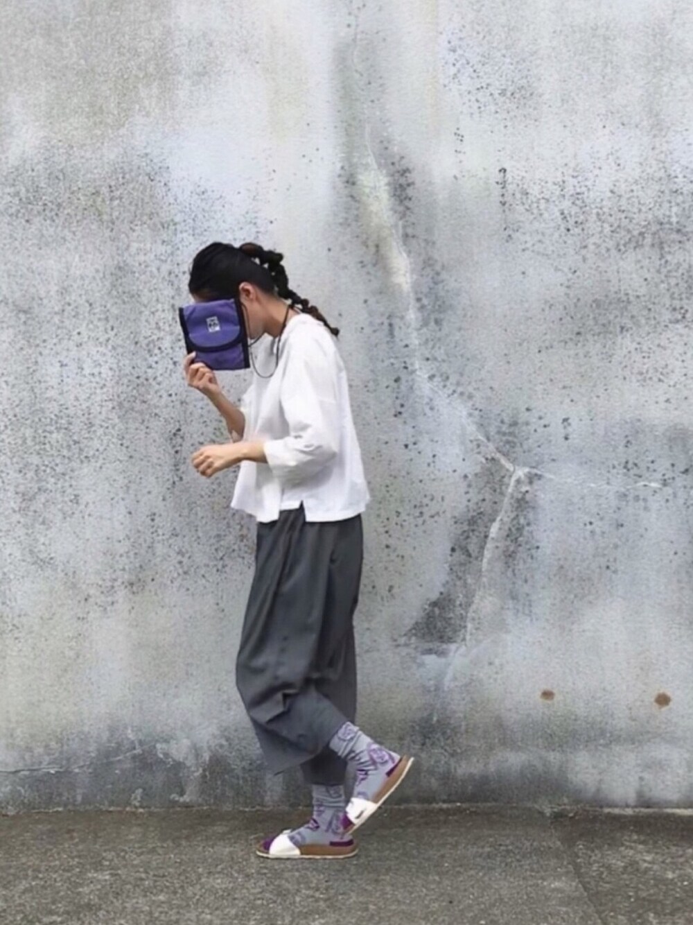 「ブラウス、フリル襟、バルーンパンツ、グレー、GRAMICCI、超くっきーランド、パープル」｜「I am I のアイテム（シャツ/ブラウス、ホワイト系）」を使った、Rabbitsekine🐰さん（レディース・162cm）の夏コーディネートの1枚目の写真