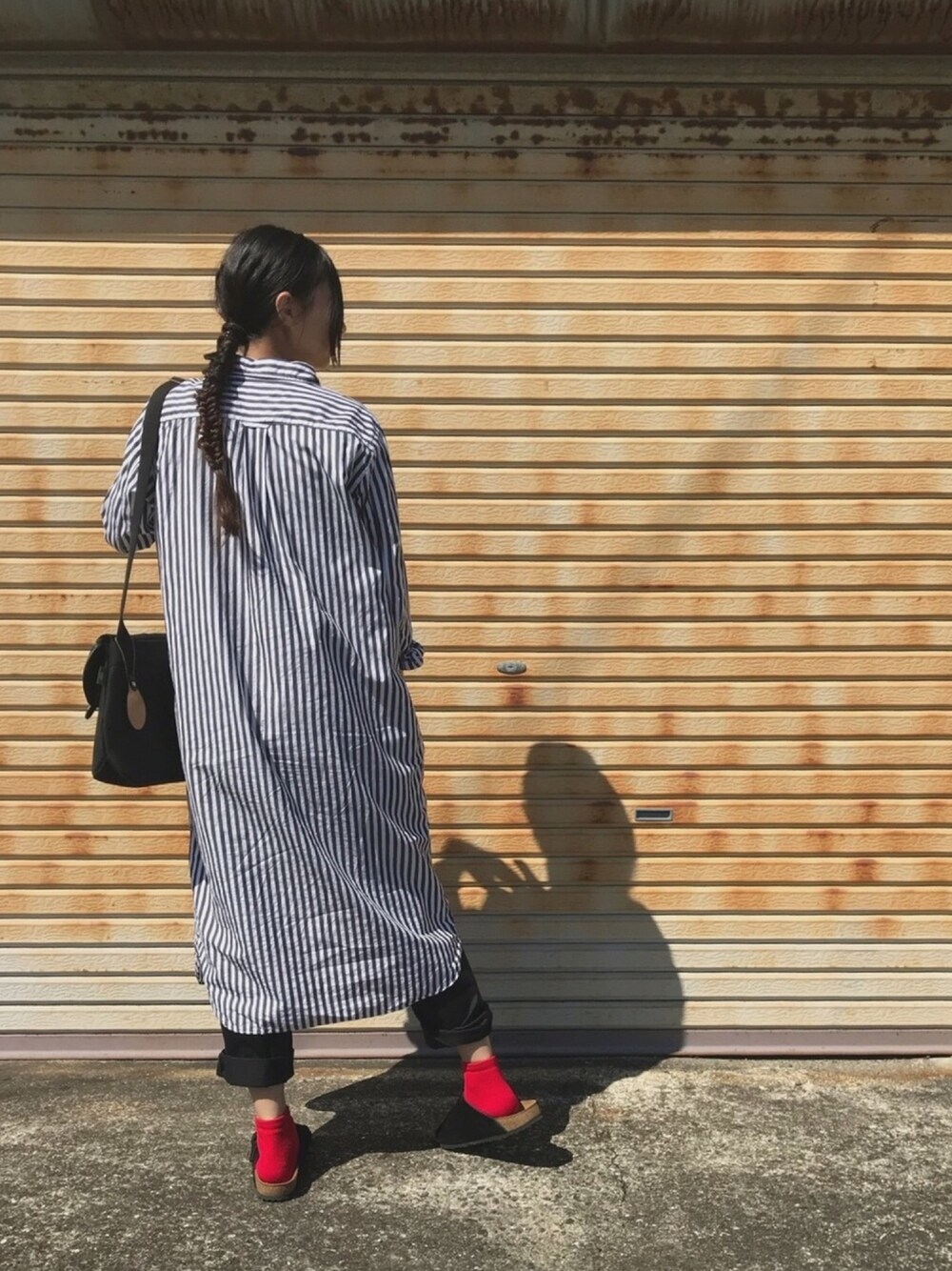 「ストライプ、ロングシャツ、シャツワンピ、ワンピース、BEAMS BOY、Danton、BRADY、ショルダーバッグ、birkenstock、サンダルに靴下」｜「BEAMS BOYのBEAMS BOY / ストライプ B.D. シャツワンピース（シャツワンピース、ブラック系）」を使った、Rabbitsekine🐰さん（レディース・162cm）の秋コーディネートの1枚目の写真